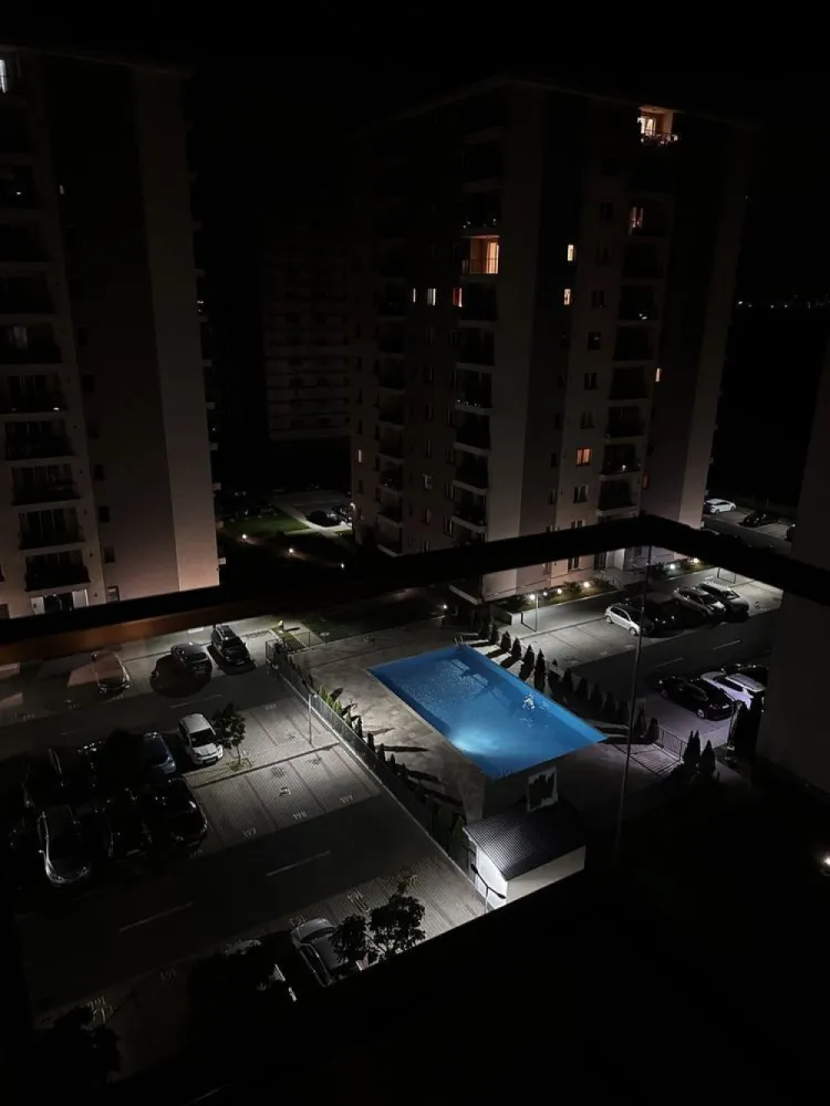 De vanzare Apartament 3 Camere Ghencea - De vanzare: apartament 3 camere decomandat situat in Prelungirea Ghencea. Apartamentul este pozitionat la etajul al 7-lea intr-un imobil cu regim de inaltime P+11E, dotat cu 2 lifturi. Structura de rezistenta a imobilului este din beton si caramida, izolat termic,legat la toate utilitatile apa,curent,gaz,canalizare. Imobilul dispune de o suprafata : de 81 de metrii patrati, comfort 1 si este compus din: living, 2 dormitoare, bucatarie,2 bai spatioase(una cu aerisire naturala), hol, balcon, si este compus astefel: - Living cu o suprafata de 18.24 mp - Dormitor cu o suprafata de 14.88 mp - Dormitor cu o suprafata de 14.88 mp - Bucatarie cu o suprafata de 8.58 mp - Baie cu o suprafata de 4.41 mp - Baie cu o suprafata de 4.83 mp - Dressing cu o suprafata de 2.80 mp - Hol de acces cu o suprafata de 7.10 mp - Balcon cu o suprafata de 6.48 mp Apartamentul este curat si foarte bine intretinut . Pentru foto mai multe cu interiorul acestuia va astept in privat la nr. de tf. de pe site. Imobilul este pretabil atat pentru a locui cat si ca investitie in vederea inchirierii. In interiorul complexului se gasesc: piscina exterioara , supermarket, pepco , sala de fitness 24 7 , spatii verzi , si locuri de joaca pentru copii. Transportul din si către oraș se poate face foarte usor cu RTB 322 direct în incita Complexului ce face legătura cu Linia de Metrou M5. Apartamentul se vinde nemobilat.