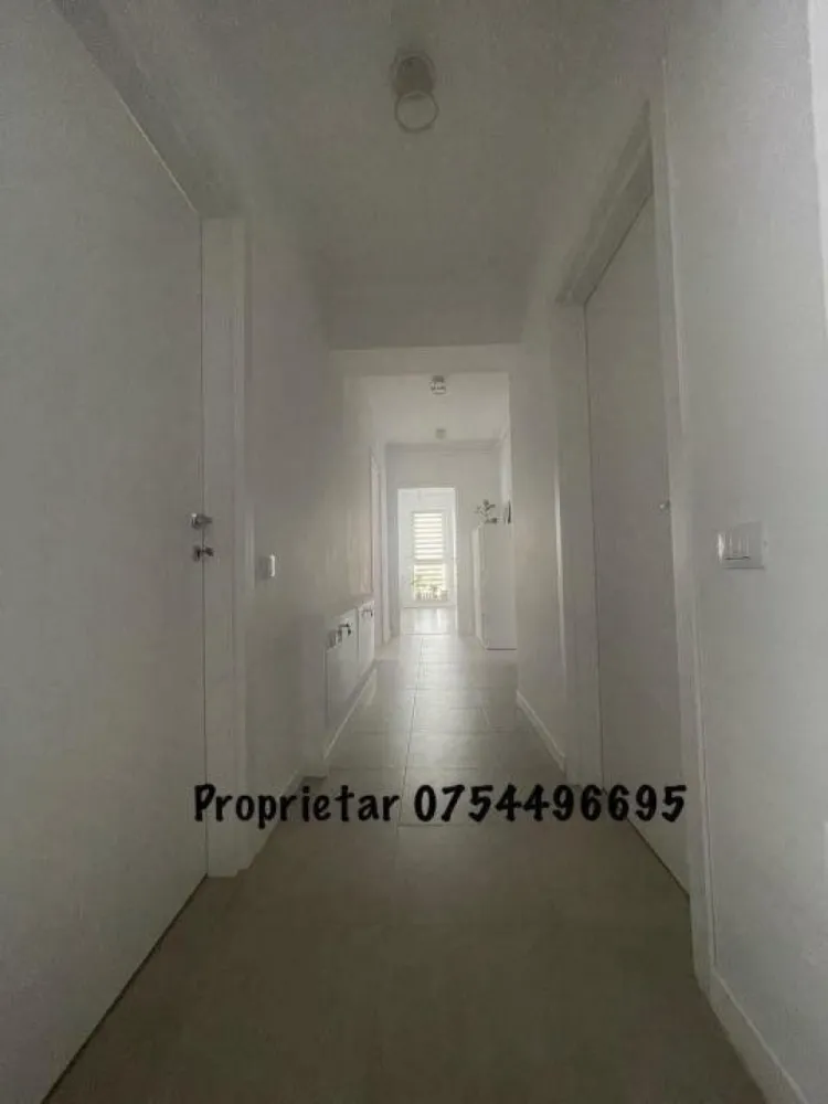 Apartament 3 camere , suprafata 90 mp, Zona Metrou N. Teclu - 155000 euro - Top Zone Residence Theodor Pallady , 3 camere mari si foarte luminoase, cu o suprafata de 75 mp utili, si o terasa generoasa de 15 mp - blocul este construit cu respectarea ultimelor norme legale in domeniu, din cadre din beton armat, cu inchideri exterioare si compartimentare interioara realizate din zidarie YTONG. Apartamentul dispune de o BUCATARIE MOBILATA (MDF) SI UTILATA, cu electrocasnice noi (frigider LG, masina de spalat Whirlpool, cuptor Electrolux, plita de sticla Gorenje, chiuveta Franke din granit - urmand a fi montate si corpurile de sus prevazute cu o hota Electrolux), de un dormitor matrimonial cu baie proprie, o baie separata (masina de spalat Samsung cu AI), o camera pentru copii sau oaspeti, dar si un living generos. In imediata apropiere (la cateva minute de mers pe jos) se afla numeroase magazine de interes (Ikea, Jumbo, Leroy Merlin, Dedeman, Kaufland, Lidl etc) si un viitor centru comercial (aflat in constructie). Nu in ultimul rand, o noua scoala moderna se afla aproape de finalizare pentru a se bucura foarte multi copii de ea (la 2 minute de mers pe jos). Apartamentul se vinde cu mobilierul si electrocasnicele regasite in poze (toate sunt achizitionate anul acesta). Pozitionarea fata de metroul N. Teclu este avantajoasa (8-10 min de mers pe jos), iar vederea nu este obstructionata. Se poate achizitiona un loc de parcare la pretul de 10.000 euro. Mentionez ca, in calitate de proprietar, nu doresc sa colaborez cu agentiile imobiliare.