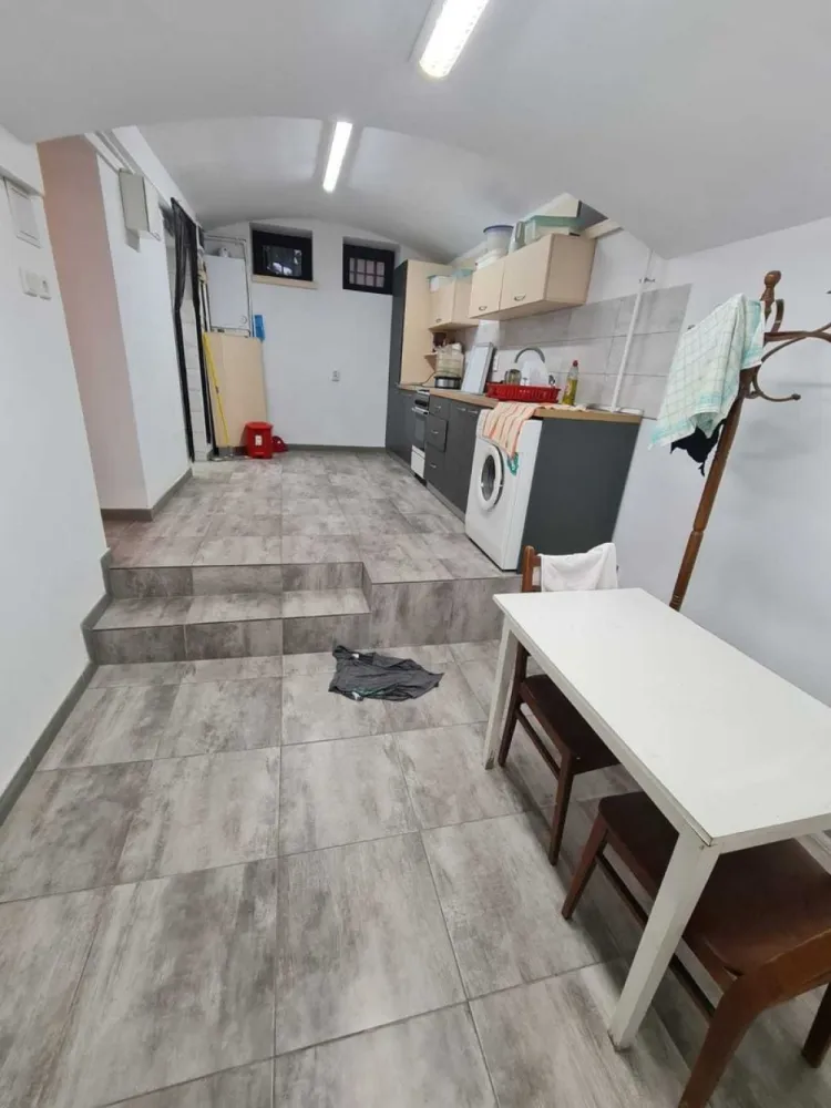 Apartament in vila zona Baicului - Apartamentul recent renovat este la vila, in sector 2 , Bucuresti, cartier Pantelimon/Baicului Apartamentul are ca. 84m2, este situat la parter + demisol La parter se gaseste un living format ulterior prin unirea a doua camere foarte spatioase, parchet de nuc, semineu functional, grup sanitar cu dus, lavoar, WC. Incalzire este cu centrala de apartament cu gaze. Demi sol este complet renovat , izolat termic pe contur, uscat, incalzire electrica prin pereti sau calorifer de la centrala termica. Aici se gaseste bucataria cu mobila facuta la comanda acum 4 ani, un grup sanitar cu dus si lavoar, spatiu de depozitare. Mai exista la parter o terasa generoasa cu o suprafata de ca. 29m2, o gradina pentru flori 24m2 si un garaj in curte din constructie metalica ca. 15m2. Apartamentul a fost renovat acum 5 ani, este intro stare foarte buna, locuibil, se vinde cu mobila actuala. Terenul aferent ca 200m2 este in folosinta. Pretul de vanzare este 150.000 EUR
