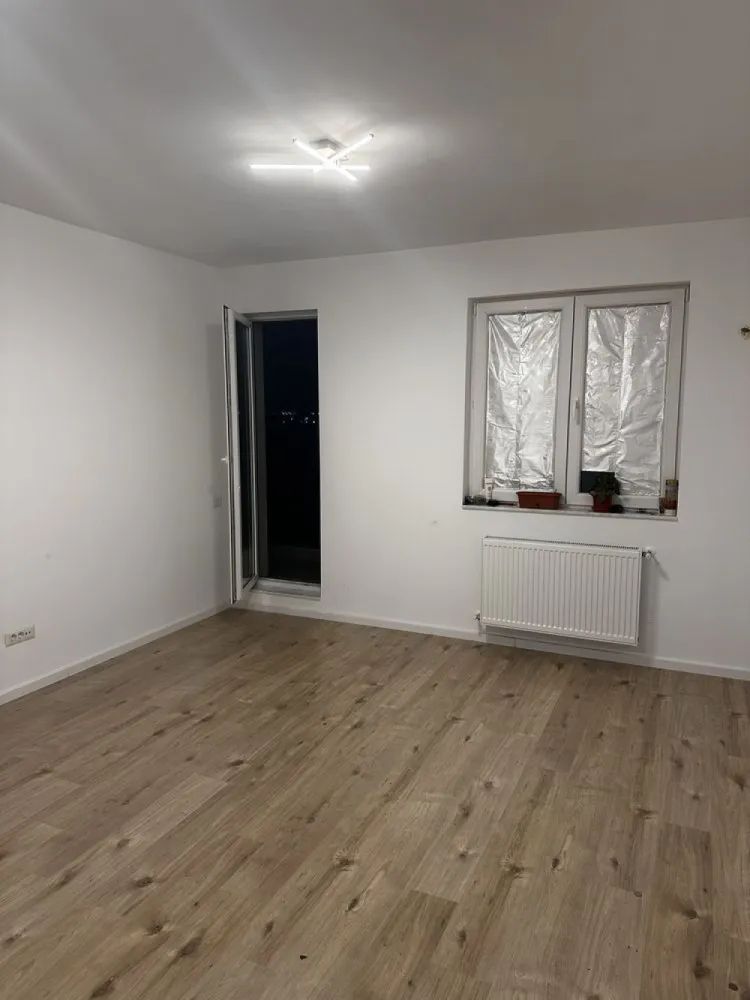 De vanzare Apartament 3 Camere Ghencea - De vanzare: apartament 3 camere decomandat situat in Prelungirea Ghencea. Apartamentul este pozitionat la etajul al 7-lea intr-un imobil cu regim de inaltime P+11E, dotat cu 2 lifturi. Structura de rezistenta a imobilului este din beton si caramida, izolat termic,legat la toate utilitatile apa,curent,gaz,canalizare. Imobilul dispune de o suprafata : de 81 de metrii patrati, comfort 1 si este compus din: living, 2 dormitoare, bucatarie,2 bai spatioase(una cu aerisire naturala), hol, balcon, si este compus astefel: - Living cu o suprafata de 18.24 mp - Dormitor cu o suprafata de 14.88 mp - Dormitor cu o suprafata de 14.88 mp - Bucatarie cu o suprafata de 8.58 mp - Baie cu o suprafata de 4.41 mp - Baie cu o suprafata de 4.83 mp - Dressing cu o suprafata de 2.80 mp - Hol de acces cu o suprafata de 7.10 mp - Balcon cu o suprafata de 6.48 mp Apartamentul este curat si foarte bine intretinut . Pentru foto mai multe cu interiorul acestuia va astept in privat la nr. de tf. de pe site. Imobilul este pretabil atat pentru a locui cat si ca investitie in vederea inchirierii. In interiorul complexului se gasesc: piscina exterioara , supermarket, pepco , sala de fitness 24 7 , spatii verzi , si locuri de joaca pentru copii. Transportul din si către oraș se poate face foarte usor cu RTB 322 direct în incita Complexului ce face legătura cu Linia de Metrou M5. Apartamentul se vinde nemobilat.