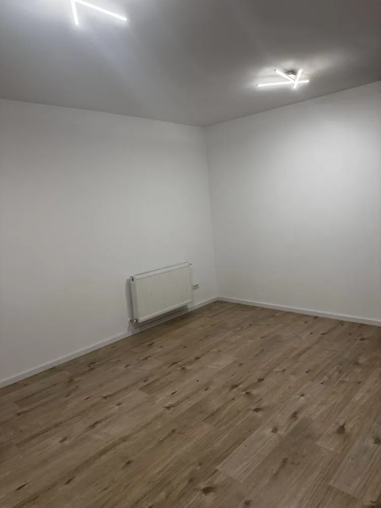 De vanzare Apartament 3 Camere Ghencea - De vanzare: apartament 3 camere decomandat situat in Prelungirea Ghencea. Apartamentul este pozitionat la etajul al 7-lea intr-un imobil cu regim de inaltime P+11E, dotat cu 2 lifturi. Structura de rezistenta a imobilului este din beton si caramida, izolat termic,legat la toate utilitatile apa,curent,gaz,canalizare. Imobilul dispune de o suprafata : de 81 de metrii patrati, comfort 1 si este compus din: living, 2 dormitoare, bucatarie,2 bai spatioase(una cu aerisire naturala), hol, balcon, si este compus astefel: - Living cu o suprafata de 18.24 mp - Dormitor cu o suprafata de 14.88 mp - Dormitor cu o suprafata de 14.88 mp - Bucatarie cu o suprafata de 8.58 mp - Baie cu o suprafata de 4.41 mp - Baie cu o suprafata de 4.83 mp - Dressing cu o suprafata de 2.80 mp - Hol de acces cu o suprafata de 7.10 mp - Balcon cu o suprafata de 6.48 mp Apartamentul este curat si foarte bine intretinut . Pentru foto mai multe cu interiorul acestuia va astept in privat la nr. de tf. de pe site. Imobilul este pretabil atat pentru a locui cat si ca investitie in vederea inchirierii. In interiorul complexului se gasesc: piscina exterioara , supermarket, pepco , sala de fitness 24 7 , spatii verzi , si locuri de joaca pentru copii. Transportul din si către oraș se poate face foarte usor cu RTB 322 direct în incita Complexului ce face legătura cu Linia de Metrou M5. Apartamentul se vinde nemobilat.