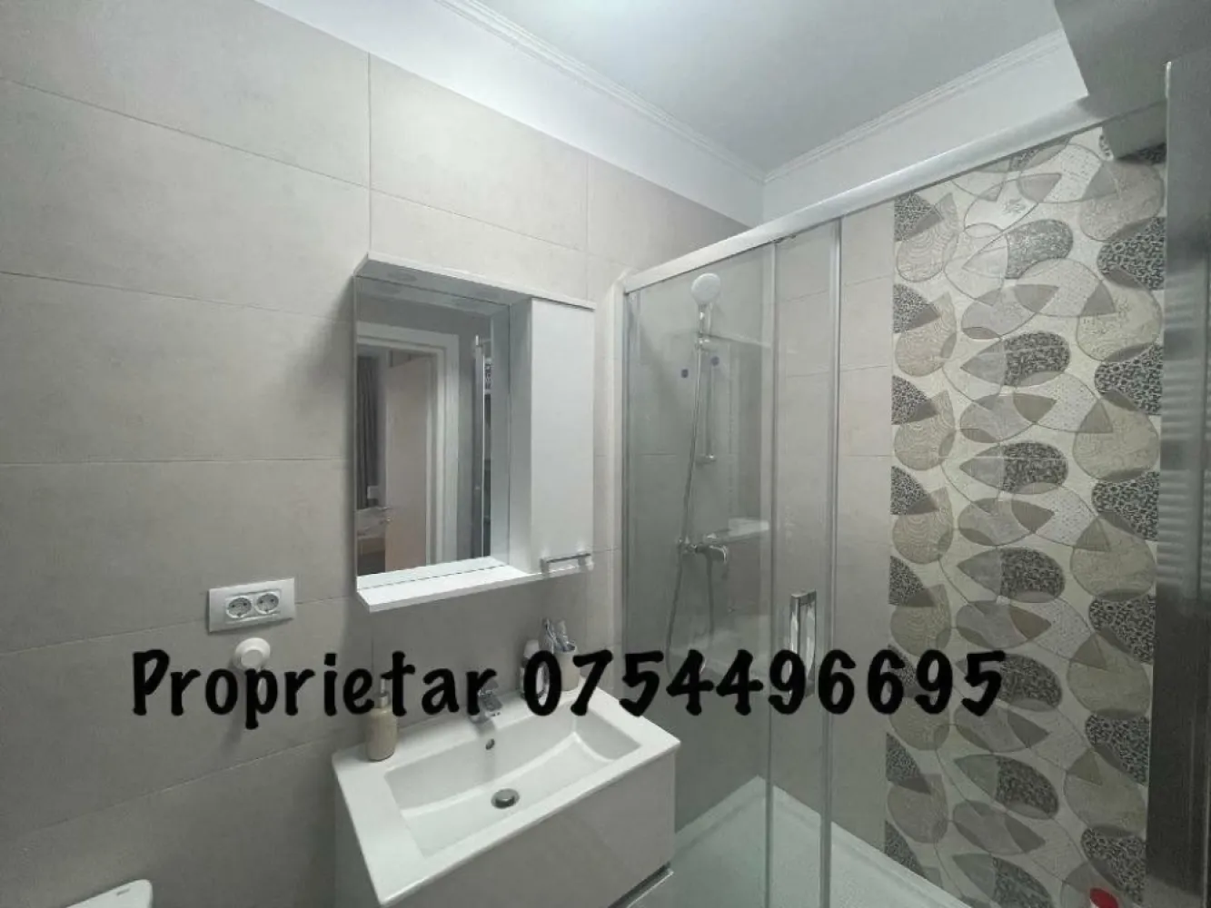 Apartament 3 camere , suprafata 90 mp, Zona Metrou N. Teclu - 155000 euro - Top Zone Residence Theodor Pallady , 3 camere mari si foarte luminoase, cu o suprafata de 75 mp utili, si o terasa generoasa de 15 mp - blocul este construit cu respectarea ultimelor norme legale in domeniu, din cadre din beton armat, cu inchideri exterioare si compartimentare interioara realizate din zidarie YTONG. Apartamentul dispune de o BUCATARIE MOBILATA (MDF) SI UTILATA, cu electrocasnice noi (frigider LG, masina de spalat Whirlpool, cuptor Electrolux, plita de sticla Gorenje, chiuveta Franke din granit - urmand a fi montate si corpurile de sus prevazute cu o hota Electrolux), de un dormitor matrimonial cu baie proprie, o baie separata (masina de spalat Samsung cu AI), o camera pentru copii sau oaspeti, dar si un living generos. In imediata apropiere (la cateva minute de mers pe jos) se afla numeroase magazine de interes (Ikea, Jumbo, Leroy Merlin, Dedeman, Kaufland, Lidl etc) si un viitor centru comercial (aflat in constructie). Nu in ultimul rand, o noua scoala moderna se afla aproape de finalizare pentru a se bucura foarte multi copii de ea (la 2 minute de mers pe jos). Apartamentul se vinde cu mobilierul si electrocasnicele regasite in poze (toate sunt achizitionate anul acesta). Pozitionarea fata de metroul N. Teclu este avantajoasa (8-10 min de mers pe jos), iar vederea nu este obstructionata. Se poate achizitiona un loc de parcare la pretul de 10.000 euro. Mentionez ca, in calitate de proprietar, nu doresc sa colaborez cu agentiile imobiliare.