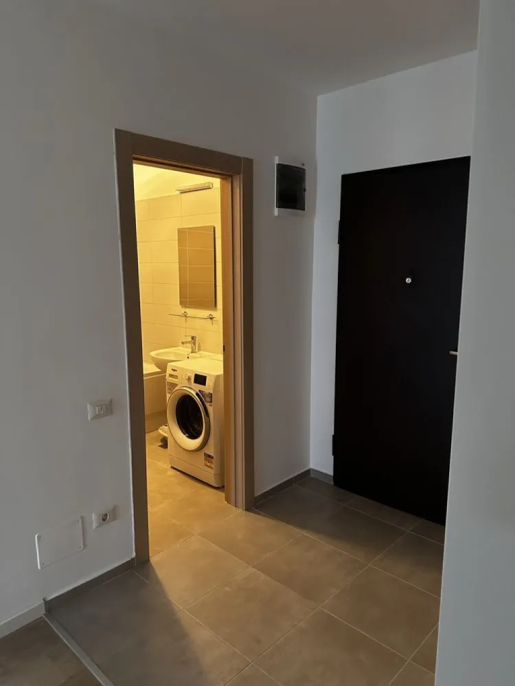 De vanzare Apartament 3 Camere Ghencea - De vanzare: apartament 3 camere decomandat situat in Prelungirea Ghencea. Apartamentul este pozitionat la etajul al 7-lea intr-un imobil cu regim de inaltime P+11E, dotat cu 2 lifturi. Structura de rezistenta a imobilului este din beton si caramida, izolat termic,legat la toate utilitatile apa,curent,gaz,canalizare. Imobilul dispune de o suprafata : de 81 de metrii patrati, comfort 1 si este compus din: living, 2 dormitoare, bucatarie,2 bai spatioase(una cu aerisire naturala), hol, balcon, si este compus astefel: - Living cu o suprafata de 18.24 mp - Dormitor cu o suprafata de 14.88 mp - Dormitor cu o suprafata de 14.88 mp - Bucatarie cu o suprafata de 8.58 mp - Baie cu o suprafata de 4.41 mp - Baie cu o suprafata de 4.83 mp - Dressing cu o suprafata de 2.80 mp - Hol de acces cu o suprafata de 7.10 mp - Balcon cu o suprafata de 6.48 mp Apartamentul este curat si foarte bine intretinut . Pentru foto mai multe cu interiorul acestuia va astept in privat la nr. de tf. de pe site. Imobilul este pretabil atat pentru a locui cat si ca investitie in vederea inchirierii. In interiorul complexului se gasesc: piscina exterioara , supermarket, pepco , sala de fitness 24 7 , spatii verzi , si locuri de joaca pentru copii. Transportul din si către oraș se poate face foarte usor cu RTB 322 direct în incita Complexului ce face legătura cu Linia de Metrou M5. Apartamentul se vinde nemobilat.