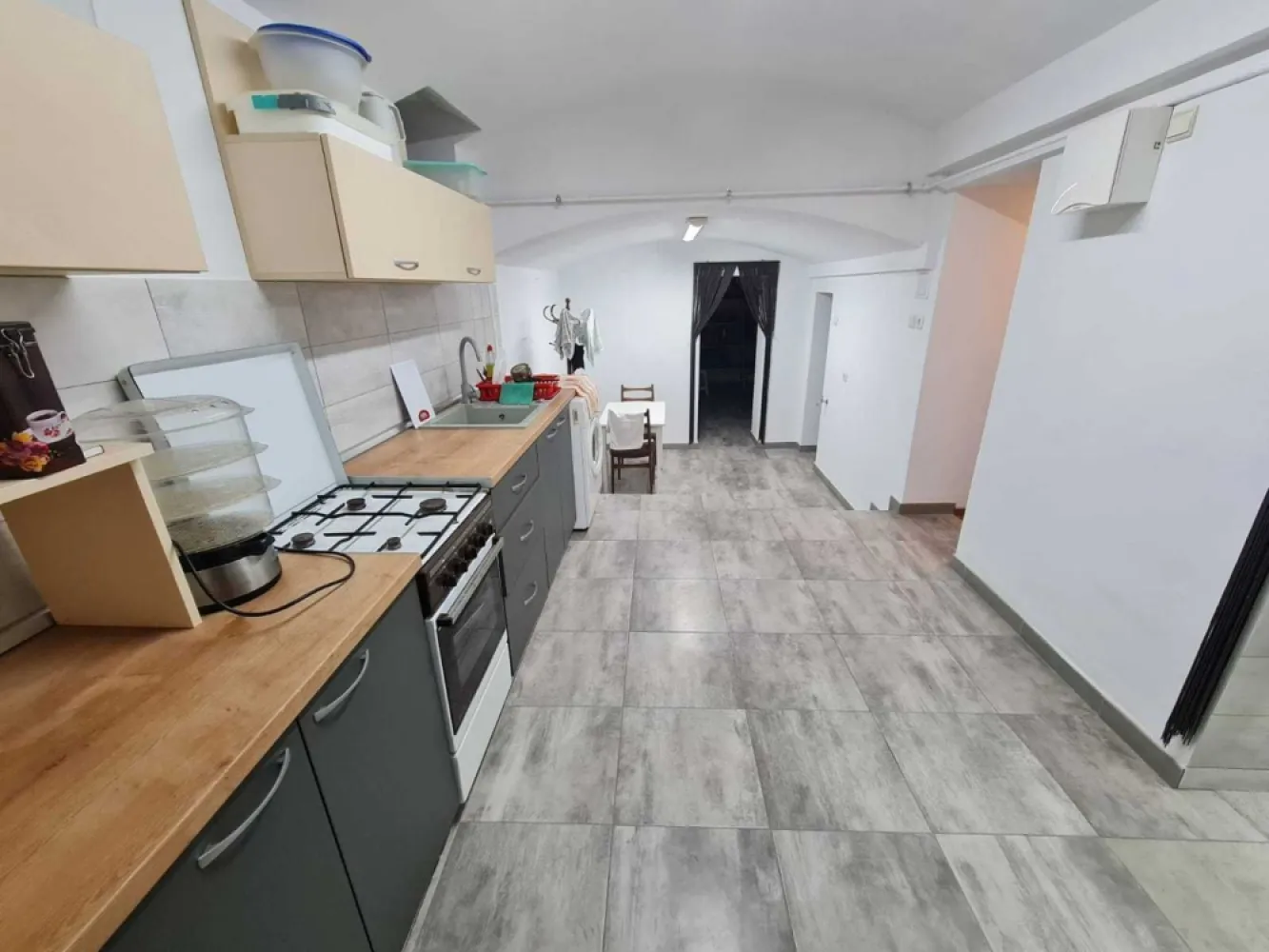Apartament in vila zona Baicului - Apartamentul recent renovat este la vila, in sector 2 , Bucuresti, cartier Pantelimon/Baicului Apartamentul are ca. 84m2, este situat la parter + demisol La parter se gaseste un living format ulterior prin unirea a doua camere foarte spatioase, parchet de nuc, semineu functional, grup sanitar cu dus, lavoar, WC. Incalzire este cu centrala de apartament cu gaze. Demi sol este complet renovat , izolat termic pe contur, uscat, incalzire electrica prin pereti sau calorifer de la centrala termica. Aici se gaseste bucataria cu mobila facuta la comanda acum 4 ani, un grup sanitar cu dus si lavoar, spatiu de depozitare. Mai exista la parter o terasa generoasa cu o suprafata de ca. 29m2, o gradina pentru flori 24m2 si un garaj in curte din constructie metalica ca. 15m2. Apartamentul a fost renovat acum 5 ani, este intro stare foarte buna, locuibil, se vinde cu mobila actuala. Terenul aferent ca 200m2 este in folosinta. Pretul de vanzare este 150.000 EUR
