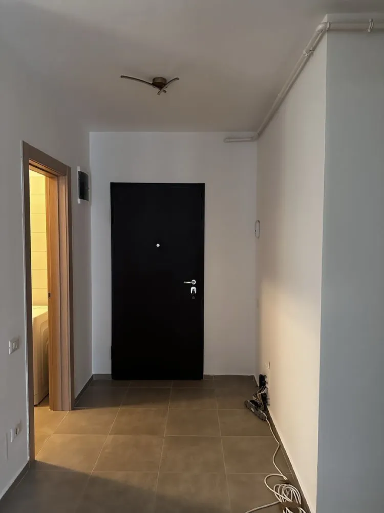 De vanzare Apartament 3 Camere Ghencea - De vanzare: apartament 3 camere decomandat situat in Prelungirea Ghencea. Apartamentul este pozitionat la etajul al 7-lea intr-un imobil cu regim de inaltime P+11E, dotat cu 2 lifturi. Structura de rezistenta a imobilului este din beton si caramida, izolat termic,legat la toate utilitatile apa,curent,gaz,canalizare. Imobilul dispune de o suprafata : de 81 de metrii patrati, comfort 1 si este compus din: living, 2 dormitoare, bucatarie,2 bai spatioase(una cu aerisire naturala), hol, balcon, si este compus astefel: - Living cu o suprafata de 18.24 mp - Dormitor cu o suprafata de 14.88 mp - Dormitor cu o suprafata de 14.88 mp - Bucatarie cu o suprafata de 8.58 mp - Baie cu o suprafata de 4.41 mp - Baie cu o suprafata de 4.83 mp - Dressing cu o suprafata de 2.80 mp - Hol de acces cu o suprafata de 7.10 mp - Balcon cu o suprafata de 6.48 mp Apartamentul este curat si foarte bine intretinut . Pentru foto mai multe cu interiorul acestuia va astept in privat la nr. de tf. de pe site. Imobilul este pretabil atat pentru a locui cat si ca investitie in vederea inchirierii. In interiorul complexului se gasesc: piscina exterioara , supermarket, pepco , sala de fitness 24 7 , spatii verzi , si locuri de joaca pentru copii. Transportul din si către oraș se poate face foarte usor cu RTB 322 direct în incita Complexului ce face legătura cu Linia de Metrou M5. Apartamentul se vinde nemobilat.