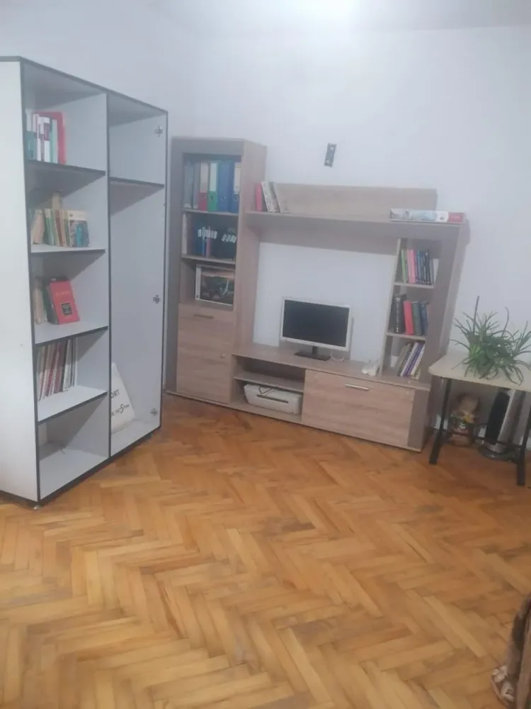 Vand apartament 3 camere langa policlinica Malcoci - Proprietar , vând apartament cu trei camere langa policlinica Malcoci, zona rahova intersectie cu Petre Ispirescu . Confort 1 decomandat , 70 mp, parter , are doua balcoane inchise , la living si la un dormitor . Necesita finisaje , in prezent are parchet de lemn masiv cu tamplărie mixta , termopan si lemn . Are debara cu intrare din bucatarie si dresing cu intrare din hol , aceste se pot desfiinta rezultand o bucatarie mare cu utilitate si de linving . Blocul urmeaza a fi reabilitat , este in program fiind singurul care a ramas in zona nereabilitat . Blocul are 4 etaje si este construit in 1978 , fara risc seismic !! Se ajunge in cca 2 minute ( maxin 200ml) la mijloacele de transport gen tranvai 32 !