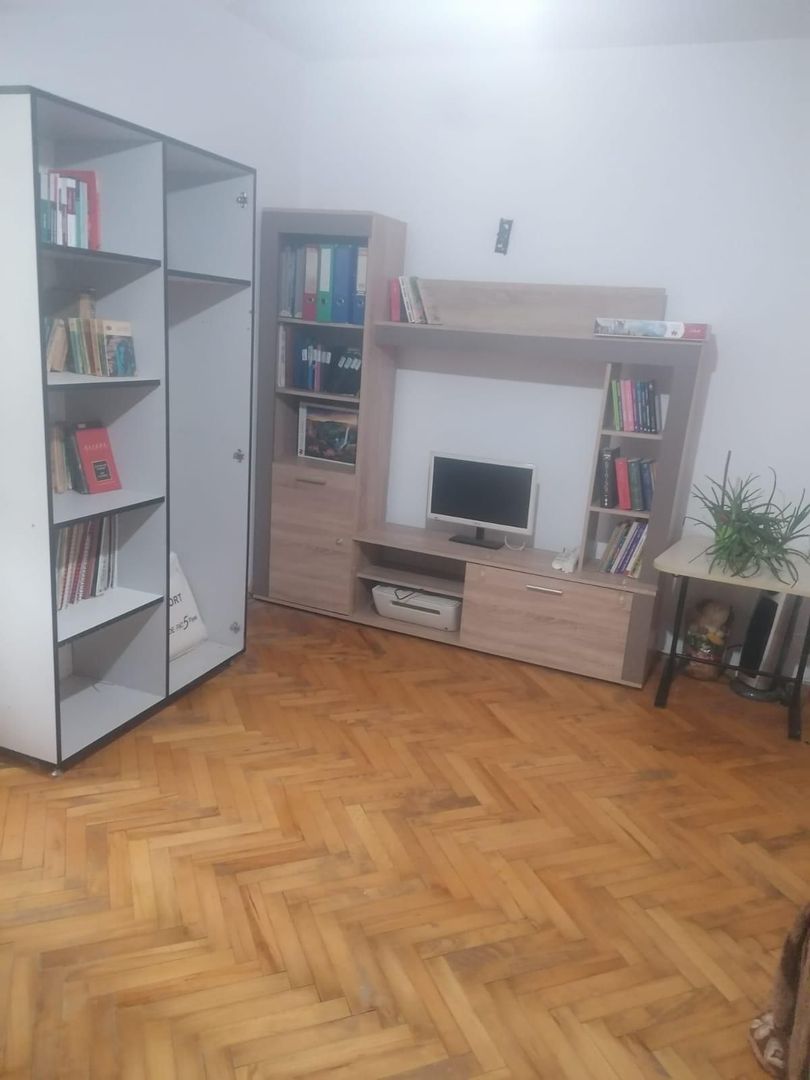 Vand apartament 3 camere langa policlinica Malcoci
