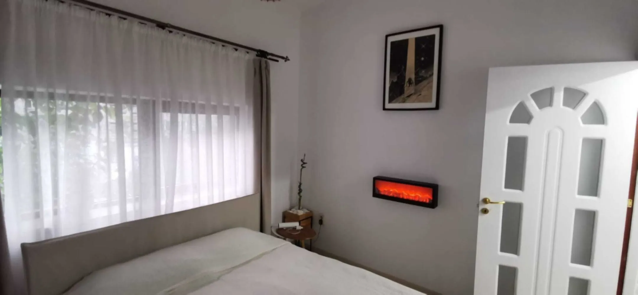 Duplex-apartament 3 camere 90,5mp utili, in vila P+1+M cu curte 639 mp - Se vinde apartament tip Duplex in Mansarda unei vile din 1938, consolidata si reabilitata in 2013 (cu Autorizatie de Construire), care cuprinde: - O camera de zi de 33mp (8,6x3,8m) la primul nivel, inalta pe 2 nivele, cu tavanul in panta. - Un Dormitor de 9.5mp la primul nivel cu vedere la gradina proprie - Un Dormitor de 14.6mp la al doilea nivel cu vedere laterala exterioara si vedere la supanta (peste camera de zi), cu tavanul in panta. - Bucatarie de 7.2mp mobilata si utilata complet (aragaz pe gaze, cuptor pe gaze, masina spalat vase incorporata, frigider cu dispensor LG foarte mare plus centrala termica Hermann - la primul nivel - Un grup sanitar de 1.4mp (WC si chiuveta) - O baie mare de6.1mp cu Dus (cu masaj) - Terasa 2x3m - Pod de cca 6mp (spatiul a fost folosit initial ca l;oc pentru pat, cu acces din dormitorul mic si a ramas finisat ca spatiu locuibil) - Boxa-Camera depozitare/atelier la Demisol de cca 9mp, inalta de cca 5 m, in care se poate face un nivel intermediar (ceilalti 2 proprietari au deja aceasta impartire pe verticala realizata), cu geam. - teren 159,5mp in indiviziune (cota de 1/4 din 639mp total teren) Finisaje: -Gresie pe hol si in bai, parchet bambus masiv (NU melaminat) in Camera de zi, si Dormitorul mare, parchet melaminat in bucatarie si Dormitorul mic. Se vinde complet mobilat si utilat, asa cum se vede in poze. Casa este construita pe un teren cu suprafata de 639 mp, din caramida plina (50 cm grosime pereti exteriori), cu geamuri termopan. Sunt 3 proprietari pe tot imobilul si toti folosesc la comun tot ce este in curte, foisorul, gradina, etc. In dreptul curtii sunt 5 locuri de parcare plus inca unul in curte. Cheltuieli de intretinere pe perioada de iarna cca 800 lei (gaze, curent, apa). Distanta pana la Metrou Tineretului sau Metrou Timpuri noi cca 6 min mers pe jos. Casa se poate viziona la adresa Ruginoasa nr. 2, Bucuresti, Sector 4. Pentru mai multe detalii si poze va stau la dispozitie pe whatsapp la zero sapte doi doi sase trei trei patru opt trei (07******83). Proprietatea merita vazuta, atat locatia cat si interiorul. Nu deranjati cu negocieri de pret la telefon inainte de vizionare.