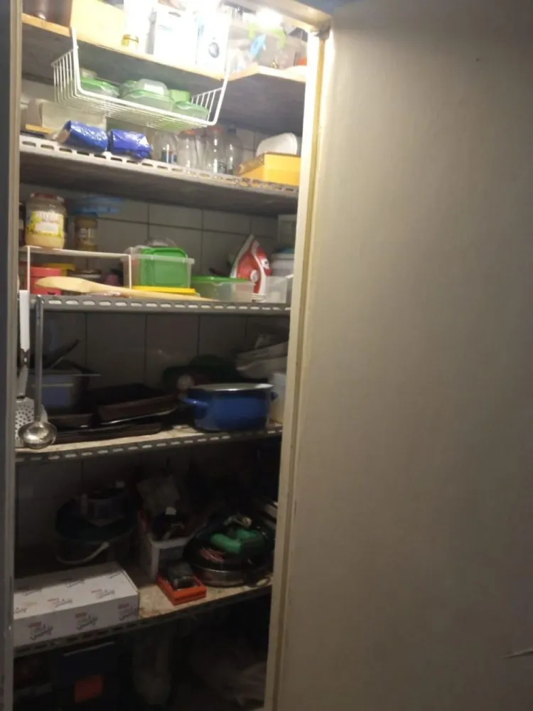 Vand apartament 3 camere langa policlinica Malcoci - Proprietar , vând apartament cu trei camere langa policlinica Malcoci, zona rahova intersectie cu Petre Ispirescu . Confort 1 decomandat , 70 mp, parter , are doua balcoane inchise , la living si la un dormitor . Necesita finisaje , in prezent are parchet de lemn masiv cu tamplărie mixta , termopan si lemn . Are debara cu intrare din bucatarie si dresing cu intrare din hol , aceste se pot desfiinta rezultand o bucatarie mare cu utilitate si de linving . Blocul urmeaza a fi reabilitat , este in program fiind singurul care a ramas in zona nereabilitat . Blocul are 4 etaje si este construit in 1978 , fara risc seismic !! Se ajunge in cca 2 minute ( maxin 200ml) la mijloacele de transport gen tranvai 32 !