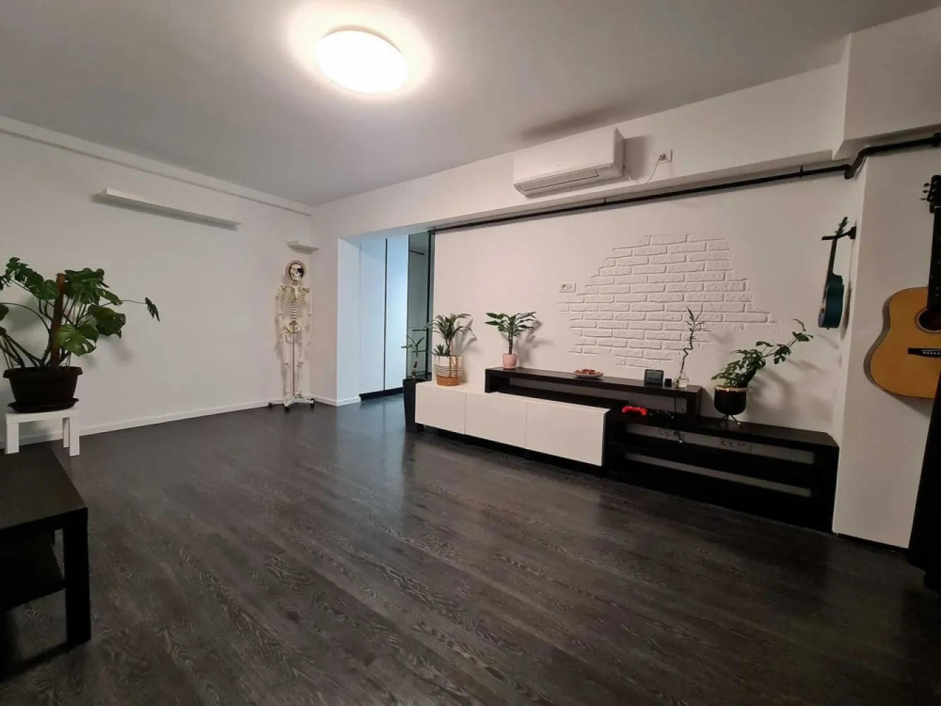 Proprietar Apartament 3 Camere Tineretului lux mobilat utilat parc - Proprietar, vand Apartament 3 Camere Lux, cu 2 bai si balcon spatios, in bloc reabilitat anul acesta, langa parcul Tineretului. Totul din el este nou, de calitate, si in garantie Detalii: 1. Apartamentul a fost complet renovat, mobilat si utilat in 2023-2024. 2. Sistem electric refacut complet, cu 12 canale si peste 80 corpuri prize si intrerupatoare (prize peste tot) 3. Instalatia sanitara refacuta complet 4. Centrala Gaz Visemann pt apa calda si caldura (debransat Distrigaz), cu control pe telefon 5. Termopane camere si balcon 6. Design tematic, facut de desginer, pereti tip caramida, parchet stejar, fara praguri si intreruperi, plinta ascunsa, iluminat smart cu control pe telefon 7. Toate cablurile (electric, TV, internet) si tevile (apa, incalzire, condens) sunt ascunse 8. Usi Porta Doors Hide, fara tocuri, cu inchidere magnetica 9. Apartament izolat fonic (nu se aude zgomotul de pe bulevard) 10. Bloc construit in 1984 si reabilitat anul acesta (2024) (eficient termoenergetic, cu terasa noua hidroizolata) 11. Etaj 8/8, cu vedere panoramica superba, fara blocuri in fata, si vedere spre est (soare dimineata) 12. Multiple parcari in fata blocului Apartamentul se vinde mobilat si utilat: 1. Hol: usa intrare metalica 2 fete, dressing pe comanda din MDF, cu oglinda, sistem Gola, pantofar, iluminat control pe telefon 2. Bucatarie: mobila facuta pe comanda din MDF, sistem Gola, soft-close, gresie, masina de spalat vase 3. Baie mare: Cada Belform, WC incastrat Geberit, para bideu, baterie cascada, mobila, perete piatra naturala 4. Baie mica: Dus cu rigola, WC incastrat Geberit, para bideu, mobila 5. Living: comoda, masute cafea, etajere, aer conditionat Fujitsu control telefon, draperii opace, pereti cu model tip caramida, iluminat control pe telefon 6. Dormitor 1: pat 200x200 cu somiera metalica rabatabila si spatiu depozitare, noptiere pe comanda din MDF, aer conditionat Fujitsu smart control telefon, draperii opace 7. Dormitor 2: dulpa, pereti cu model tip caramida 8. Debara: usi din MDF pe comanda, etajere, racord/scurgeri masina de spalat si uscator 9. Balcon: inchis cu termopan, usa oscilorabatanta, centrala Viesmann Adresa Calea Vacaresti nr 278, bloc DoctorTop - Parc Tineretului: 1 min (100 metri) - Palatul Copiilor: 3 min (300 metri) - Metrou Mihai Bravu: 10 min (800 metri) - Metrou Timpuri Noi: 13 min (1000 metri)