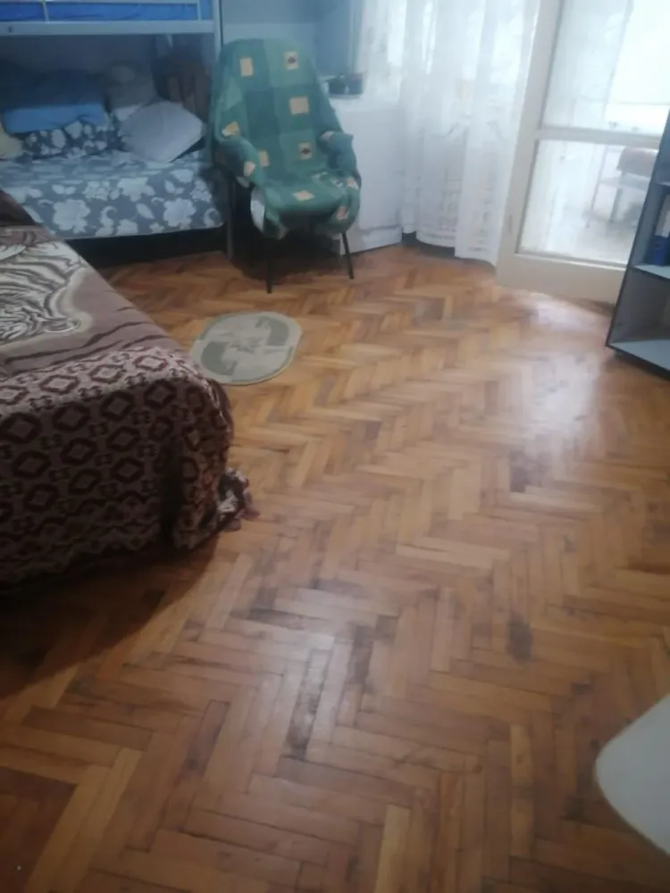 Vand apartament 3 camere langa policlinica Malcoci - Proprietar , vând apartament cu trei camere langa policlinica Malcoci, zona rahova intersectie cu Petre Ispirescu . Confort 1 decomandat , 70 mp, parter , are doua balcoane inchise , la living si la un dormitor . Necesita finisaje , in prezent are parchet de lemn masiv cu tamplărie mixta , termopan si lemn . Are debara cu intrare din bucatarie si dresing cu intrare din hol , aceste se pot desfiinta rezultand o bucatarie mare cu utilitate si de linving . Blocul urmeaza a fi reabilitat , este in program fiind singurul care a ramas in zona nereabilitat . Blocul are 4 etaje si este construit in 1978 , fara risc seismic !! Se ajunge in cca 2 minute ( maxin 200ml) la mijloacele de transport gen tranvai 32 !