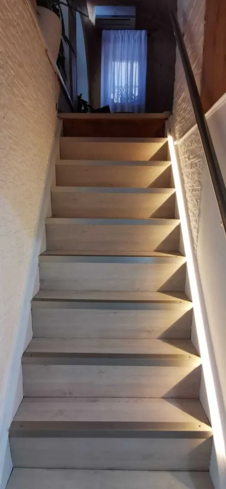 Duplex-apartament 3 camere 90,5mp utili, in vila P+1+M cu curte 639 mp - Se vinde apartament tip Duplex in Mansarda unei vile din 1938, consolidata si reabilitata in 2013 (cu Autorizatie de Construire), care cuprinde: - O camera de zi de 33mp (8,6x3,8m) la primul nivel, inalta pe 2 nivele, cu tavanul in panta. - Un Dormitor de 9.5mp la primul nivel cu vedere la gradina proprie - Un Dormitor de 14.6mp la al doilea nivel cu vedere laterala exterioara si vedere la supanta (peste camera de zi), cu tavanul in panta. - Bucatarie de 7.2mp mobilata si utilata complet (aragaz pe gaze, cuptor pe gaze, masina spalat vase incorporata, frigider cu dispensor LG foarte mare plus centrala termica Hermann - la primul nivel - Un grup sanitar de 1.4mp (WC si chiuveta) - O baie mare de6.1mp cu Dus (cu masaj) - Terasa 2x3m - Pod de cca 6mp (spatiul a fost folosit initial ca l;oc pentru pat, cu acces din dormitorul mic si a ramas finisat ca spatiu locuibil) - Boxa-Camera depozitare/atelier la Demisol de cca 9mp, inalta de cca 5 m, in care se poate face un nivel intermediar (ceilalti 2 proprietari au deja aceasta impartire pe verticala realizata), cu geam. - teren 159,5mp in indiviziune (cota de 1/4 din 639mp total teren) Finisaje: -Gresie pe hol si in bai, parchet bambus masiv (NU melaminat) in Camera de zi, si Dormitorul mare, parchet melaminat in bucatarie si Dormitorul mic. Se vinde complet mobilat si utilat, asa cum se vede in poze. Casa este construita pe un teren cu suprafata de 639 mp, din caramida plina (50 cm grosime pereti exteriori), cu geamuri termopan. Sunt 3 proprietari pe tot imobilul si toti folosesc la comun tot ce este in curte, foisorul, gradina, etc. In dreptul curtii sunt 5 locuri de parcare plus inca unul in curte. Cheltuieli de intretinere pe perioada de iarna cca 800 lei (gaze, curent, apa). Distanta pana la Metrou Tineretului sau Metrou Timpuri noi cca 6 min mers pe jos. Casa se poate viziona la adresa Ruginoasa nr. 2, Bucuresti, Sector 4. Pentru mai multe detalii si poze va stau la dispozitie pe whatsapp la zero sapte doi doi sase trei trei patru opt trei (07******83). Proprietatea merita vazuta, atat locatia cat si interiorul. Nu deranjati cu negocieri de pret la telefon inainte de vizionare.