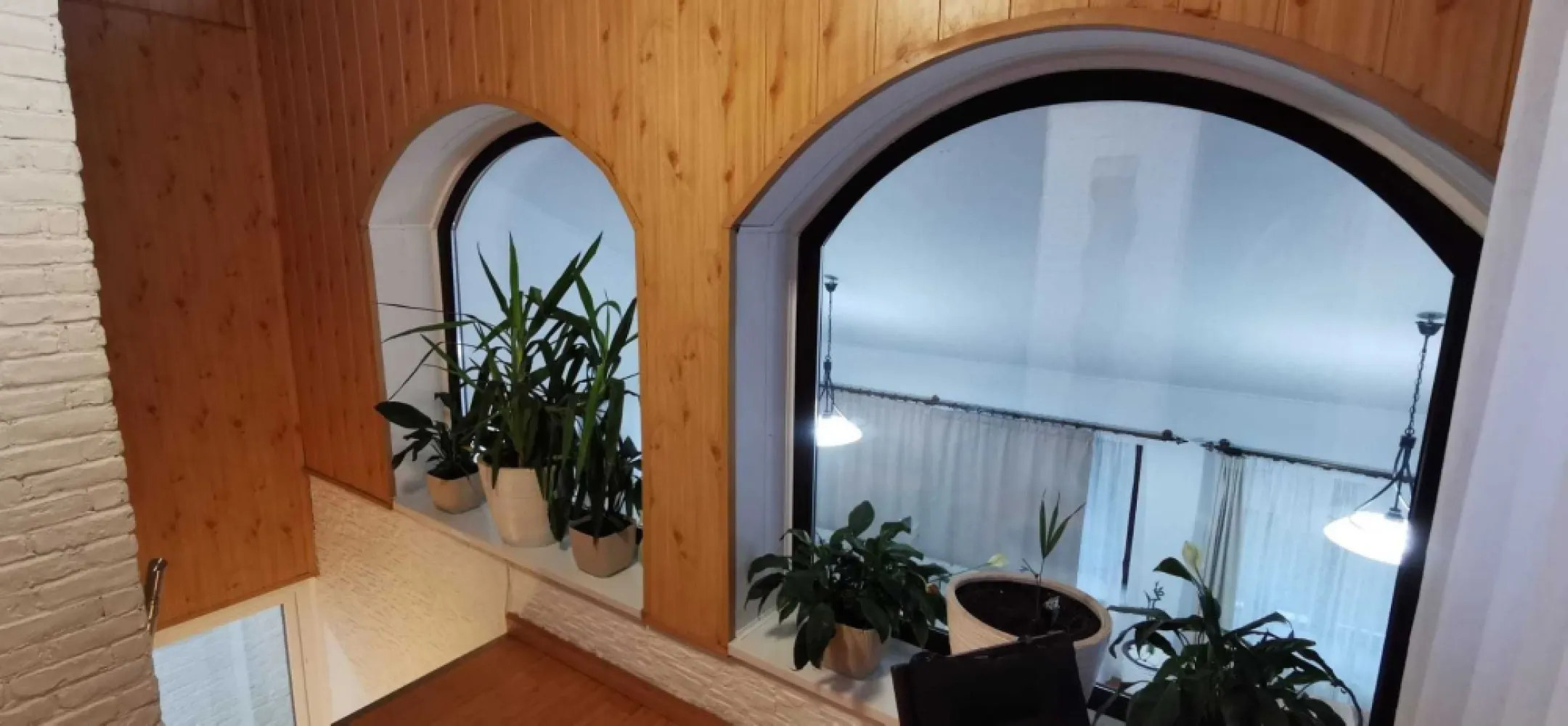 Duplex-apartament 3 camere 90,5mp utili, in vila P+1+M cu curte 639 mp - Se vinde apartament tip Duplex in Mansarda unei vile din 1938, consolidata si reabilitata in 2013 (cu Autorizatie de Construire), care cuprinde: - O camera de zi de 33mp (8,6x3,8m) la primul nivel, inalta pe 2 nivele, cu tavanul in panta. - Un Dormitor de 9.5mp la primul nivel cu vedere la gradina proprie - Un Dormitor de 14.6mp la al doilea nivel cu vedere laterala exterioara si vedere la supanta (peste camera de zi), cu tavanul in panta. - Bucatarie de 7.2mp mobilata si utilata complet (aragaz pe gaze, cuptor pe gaze, masina spalat vase incorporata, frigider cu dispensor LG foarte mare plus centrala termica Hermann - la primul nivel - Un grup sanitar de 1.4mp (WC si chiuveta) - O baie mare de6.1mp cu Dus (cu masaj) - Terasa 2x3m - Pod de cca 6mp (spatiul a fost folosit initial ca l;oc pentru pat, cu acces din dormitorul mic si a ramas finisat ca spatiu locuibil) - Boxa-Camera depozitare/atelier la Demisol de cca 9mp, inalta de cca 5 m, in care se poate face un nivel intermediar (ceilalti 2 proprietari au deja aceasta impartire pe verticala realizata), cu geam. - teren 159,5mp in indiviziune (cota de 1/4 din 639mp total teren) Finisaje: -Gresie pe hol si in bai, parchet bambus masiv (NU melaminat) in Camera de zi, si Dormitorul mare, parchet melaminat in bucatarie si Dormitorul mic. Se vinde complet mobilat si utilat, asa cum se vede in poze. Casa este construita pe un teren cu suprafata de 639 mp, din caramida plina (50 cm grosime pereti exteriori), cu geamuri termopan. Sunt 3 proprietari pe tot imobilul si toti folosesc la comun tot ce este in curte, foisorul, gradina, etc. In dreptul curtii sunt 5 locuri de parcare plus inca unul in curte. Cheltuieli de intretinere pe perioada de iarna cca 800 lei (gaze, curent, apa). Distanta pana la Metrou Tineretului sau Metrou Timpuri noi cca 6 min mers pe jos. Casa se poate viziona la adresa Ruginoasa nr. 2, Bucuresti, Sector 4. Pentru mai multe detalii si poze va stau la dispozitie pe whatsapp la zero sapte doi doi sase trei trei patru opt trei (07******83). Proprietatea merita vazuta, atat locatia cat si interiorul. Nu deranjati cu negocieri de pret la telefon inainte de vizionare.
