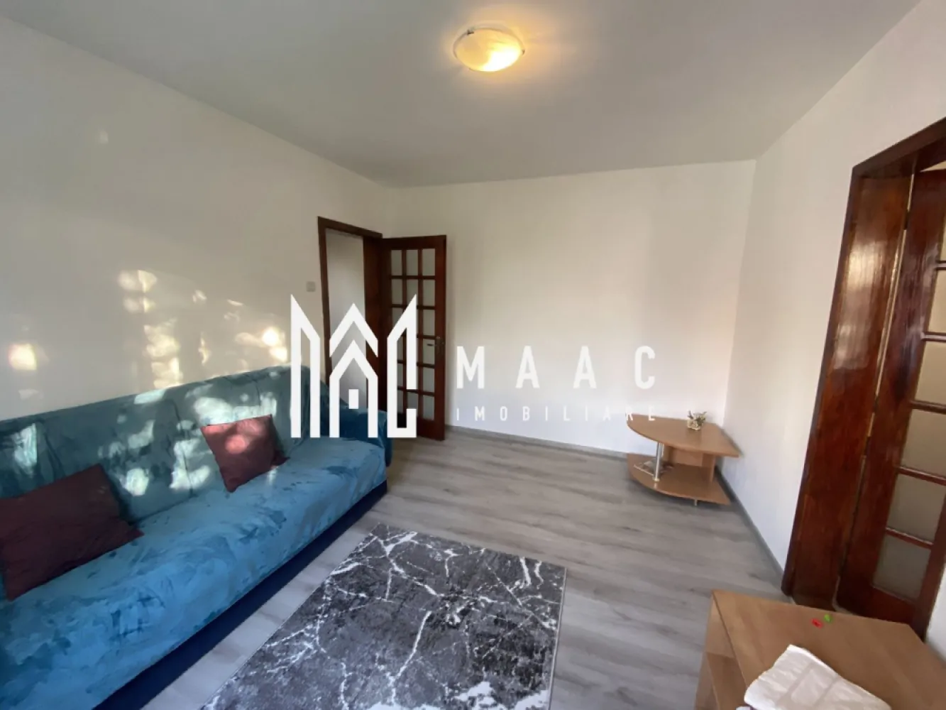 Apartament 3 camere | Etaj 3 | 45 MPU | Vasile Aaron - MAAC Imobiliare va prezinta un apartament cu 3 camere complet renovar situat în zona Vasile Aaron, la etajul 3. Caracteristici: Locație: Zona Vasile Aaron Etaj: 3/5 (ultimul etaj fiind mansardă) Tip: Apartament cu 3 camere semidecomandat Suprafața utilă: 45 mp. Compartimentare: Camera de zi Bucătărie complet echipată Hol de intrare Baie Living Dormitor Incalzire: Centrală termică proprie cu calorifere Geamuri: Termopan Orientare: Sudică, ceea ce înseamnă lumină pe tot parcursul zilei Izolație: Blocul este izolat termic Facilități: Mobilare și utilare: Apartamentul se vinde complet mobilat și utilat. Localizare: Piața din Vasile Aaron Stații de autobuz Magazine diverse Școli și grădinițe Pentru mai multe informații sau pentru a programa o vizionare, nu ezitați să ne contactați, specificand ID: CP2759375 }}