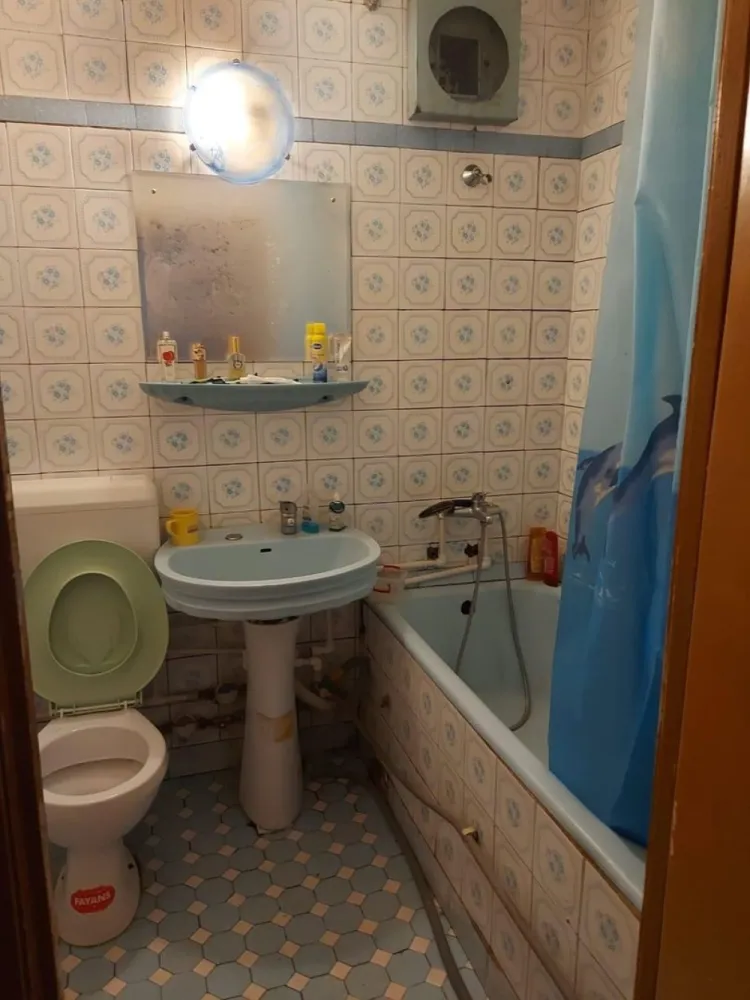 Vand apartament 3 camere langa policlinica Malcoci - Proprietar , vând apartament cu trei camere langa policlinica Malcoci, zona rahova intersectie cu Petre Ispirescu . Confort 1 decomandat , 70 mp, parter , are doua balcoane inchise , la living si la un dormitor . Necesita finisaje , in prezent are parchet de lemn masiv cu tamplărie mixta , termopan si lemn . Are debara cu intrare din bucatarie si dresing cu intrare din hol , aceste se pot desfiinta rezultand o bucatarie mare cu utilitate si de linving . Blocul urmeaza a fi reabilitat , este in program fiind singurul care a ramas in zona nereabilitat . Blocul are 4 etaje si este construit in 1978 , fara risc seismic !! Se ajunge in cca 2 minute ( maxin 200ml) la mijloacele de transport gen tranvai 32 !