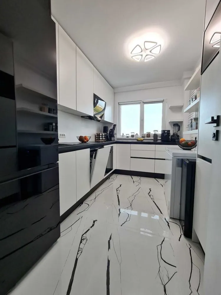 Proprietar Apartament 3 Camere Tineretului lux mobilat utilat parc - Proprietar, vand Apartament 3 Camere Lux, cu 2 bai si balcon spatios, in bloc reabilitat anul acesta, langa parcul Tineretului. Totul din el este nou, de calitate, si in garantie Detalii: 1. Apartamentul a fost complet renovat, mobilat si utilat in 2023-2024. 2. Sistem electric refacut complet, cu 12 canale si peste 80 corpuri prize si intrerupatoare (prize peste tot) 3. Instalatia sanitara refacuta complet 4. Centrala Gaz Visemann pt apa calda si caldura (debransat Distrigaz), cu control pe telefon 5. Termopane camere si balcon 6. Design tematic, facut de desginer, pereti tip caramida, parchet stejar, fara praguri si intreruperi, plinta ascunsa, iluminat smart cu control pe telefon 7. Toate cablurile (electric, TV, internet) si tevile (apa, incalzire, condens) sunt ascunse 8. Usi Porta Doors Hide, fara tocuri, cu inchidere magnetica 9. Apartament izolat fonic (nu se aude zgomotul de pe bulevard) 10. Bloc construit in 1984 si reabilitat anul acesta (2024) (eficient termoenergetic, cu terasa noua hidroizolata) 11. Etaj 8/8, cu vedere panoramica superba, fara blocuri in fata, si vedere spre est (soare dimineata) 12. Multiple parcari in fata blocului Apartamentul se vinde mobilat si utilat: 1. Hol: usa intrare metalica 2 fete, dressing pe comanda din MDF, cu oglinda, sistem Gola, pantofar, iluminat control pe telefon 2. Bucatarie: mobila facuta pe comanda din MDF, sistem Gola, soft-close, gresie, masina de spalat vase 3. Baie mare: Cada Belform, WC incastrat Geberit, para bideu, baterie cascada, mobila, perete piatra naturala 4. Baie mica: Dus cu rigola, WC incastrat Geberit, para bideu, mobila 5. Living: comoda, masute cafea, etajere, aer conditionat Fujitsu control telefon, draperii opace, pereti cu model tip caramida, iluminat control pe telefon 6. Dormitor 1: pat 200x200 cu somiera metalica rabatabila si spatiu depozitare, noptiere pe comanda din MDF, aer conditionat Fujitsu smart control telefon, draperii opace 7. Dormitor 2: dulpa, pereti cu model tip caramida 8. Debara: usi din MDF pe comanda, etajere, racord/scurgeri masina de spalat si uscator 9. Balcon: inchis cu termopan, usa oscilorabatanta, centrala Viesmann Adresa Calea Vacaresti nr 278, bloc DoctorTop - Parc Tineretului: 1 min (100 metri) - Palatul Copiilor: 3 min (300 metri) - Metrou Mihai Bravu: 10 min (800 metri) - Metrou Timpuri Noi: 13 min (1000 metri)