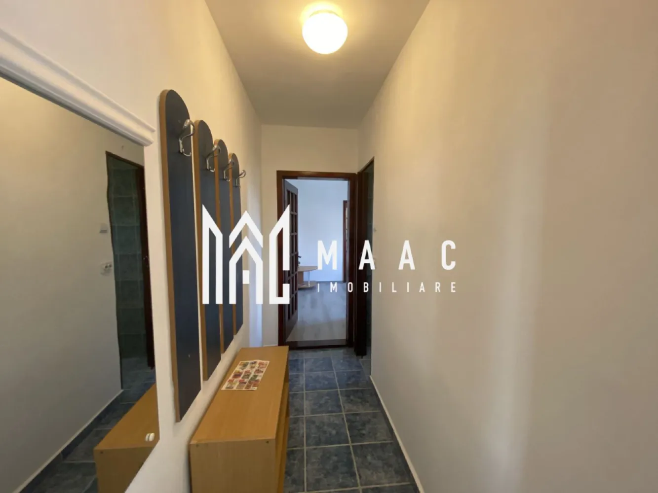 Apartament 3 camere | Etaj 3 | 45 MPU | Vasile Aaron - MAAC Imobiliare va prezinta un apartament cu 3 camere complet renovar situat în zona Vasile Aaron, la etajul 3. Caracteristici: Locație: Zona Vasile Aaron Etaj: 3/5 (ultimul etaj fiind mansardă) Tip: Apartament cu 3 camere semidecomandat Suprafața utilă: 45 mp. Compartimentare: Camera de zi Bucătărie complet echipată Hol de intrare Baie Living Dormitor Incalzire: Centrală termică proprie cu calorifere Geamuri: Termopan Orientare: Sudică, ceea ce înseamnă lumină pe tot parcursul zilei Izolație: Blocul este izolat termic Facilități: Mobilare și utilare: Apartamentul se vinde complet mobilat și utilat. Localizare: Piața din Vasile Aaron Stații de autobuz Magazine diverse Școli și grădinițe Pentru mai multe informații sau pentru a programa o vizionare, nu ezitați să ne contactați, specificand ID: CP2759375 }}