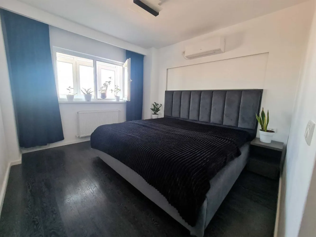 Proprietar Apartament 3 Camere Tineretului lux mobilat utilat parc - Proprietar, vand Apartament 3 Camere Lux, cu 2 bai si balcon spatios, in bloc reabilitat anul acesta, langa parcul Tineretului. Totul din el este nou, de calitate, si in garantie Detalii: 1. Apartamentul a fost complet renovat, mobilat si utilat in 2023-2024. 2. Sistem electric refacut complet, cu 12 canale si peste 80 corpuri prize si intrerupatoare (prize peste tot) 3. Instalatia sanitara refacuta complet 4. Centrala Gaz Visemann pt apa calda si caldura (debransat Distrigaz), cu control pe telefon 5. Termopane camere si balcon 6. Design tematic, facut de desginer, pereti tip caramida, parchet stejar, fara praguri si intreruperi, plinta ascunsa, iluminat smart cu control pe telefon 7. Toate cablurile (electric, TV, internet) si tevile (apa, incalzire, condens) sunt ascunse 8. Usi Porta Doors Hide, fara tocuri, cu inchidere magnetica 9. Apartament izolat fonic (nu se aude zgomotul de pe bulevard) 10. Bloc construit in 1984 si reabilitat anul acesta (2024) (eficient termoenergetic, cu terasa noua hidroizolata) 11. Etaj 8/8, cu vedere panoramica superba, fara blocuri in fata, si vedere spre est (soare dimineata) 12. Multiple parcari in fata blocului Apartamentul se vinde mobilat si utilat: 1. Hol: usa intrare metalica 2 fete, dressing pe comanda din MDF, cu oglinda, sistem Gola, pantofar, iluminat control pe telefon 2. Bucatarie: mobila facuta pe comanda din MDF, sistem Gola, soft-close, gresie, masina de spalat vase 3. Baie mare: Cada Belform, WC incastrat Geberit, para bideu, baterie cascada, mobila, perete piatra naturala 4. Baie mica: Dus cu rigola, WC incastrat Geberit, para bideu, mobila 5. Living: comoda, masute cafea, etajere, aer conditionat Fujitsu control telefon, draperii opace, pereti cu model tip caramida, iluminat control pe telefon 6. Dormitor 1: pat 200x200 cu somiera metalica rabatabila si spatiu depozitare, noptiere pe comanda din MDF, aer conditionat Fujitsu smart control telefon, draperii opace 7. Dormitor 2: dulpa, pereti cu model tip caramida 8. Debara: usi din MDF pe comanda, etajere, racord/scurgeri masina de spalat si uscator 9. Balcon: inchis cu termopan, usa oscilorabatanta, centrala Viesmann Adresa Calea Vacaresti nr 278, bloc DoctorTop - Parc Tineretului: 1 min (100 metri) - Palatul Copiilor: 3 min (300 metri) - Metrou Mihai Bravu: 10 min (800 metri) - Metrou Timpuri Noi: 13 min (1000 metri)