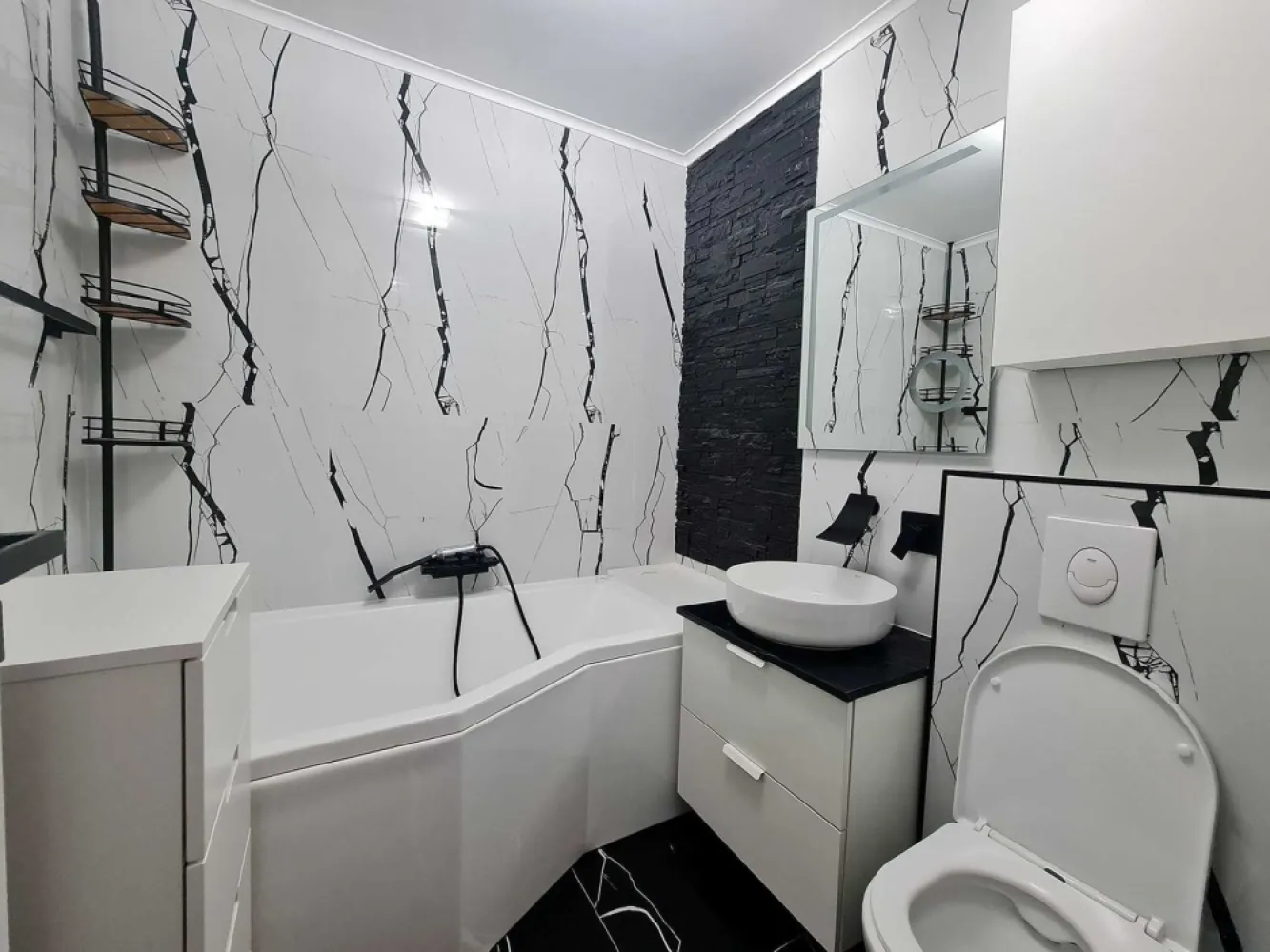 Proprietar Apartament 3 Camere Tineretului lux mobilat utilat parc - Proprietar, vand Apartament 3 Camere Lux, cu 2 bai si balcon spatios, in bloc reabilitat anul acesta, langa parcul Tineretului. Totul din el este nou, de calitate, si in garantie Detalii: 1. Apartamentul a fost complet renovat, mobilat si utilat in 2023-2024. 2. Sistem electric refacut complet, cu 12 canale si peste 80 corpuri prize si intrerupatoare (prize peste tot) 3. Instalatia sanitara refacuta complet 4. Centrala Gaz Visemann pt apa calda si caldura (debransat Distrigaz), cu control pe telefon 5. Termopane camere si balcon 6. Design tematic, facut de desginer, pereti tip caramida, parchet stejar, fara praguri si intreruperi, plinta ascunsa, iluminat smart cu control pe telefon 7. Toate cablurile (electric, TV, internet) si tevile (apa, incalzire, condens) sunt ascunse 8. Usi Porta Doors Hide, fara tocuri, cu inchidere magnetica 9. Apartament izolat fonic (nu se aude zgomotul de pe bulevard) 10. Bloc construit in 1984 si reabilitat anul acesta (2024) (eficient termoenergetic, cu terasa noua hidroizolata) 11. Etaj 8/8, cu vedere panoramica superba, fara blocuri in fata, si vedere spre est (soare dimineata) 12. Multiple parcari in fata blocului Apartamentul se vinde mobilat si utilat: 1. Hol: usa intrare metalica 2 fete, dressing pe comanda din MDF, cu oglinda, sistem Gola, pantofar, iluminat control pe telefon 2. Bucatarie: mobila facuta pe comanda din MDF, sistem Gola, soft-close, gresie, masina de spalat vase 3. Baie mare: Cada Belform, WC incastrat Geberit, para bideu, baterie cascada, mobila, perete piatra naturala 4. Baie mica: Dus cu rigola, WC incastrat Geberit, para bideu, mobila 5. Living: comoda, masute cafea, etajere, aer conditionat Fujitsu control telefon, draperii opace, pereti cu model tip caramida, iluminat control pe telefon 6. Dormitor 1: pat 200x200 cu somiera metalica rabatabila si spatiu depozitare, noptiere pe comanda din MDF, aer conditionat Fujitsu smart control telefon, draperii opace 7. Dormitor 2: dulpa, pereti cu model tip caramida 8. Debara: usi din MDF pe comanda, etajere, racord/scurgeri masina de spalat si uscator 9. Balcon: inchis cu termopan, usa oscilorabatanta, centrala Viesmann Adresa Calea Vacaresti nr 278, bloc DoctorTop - Parc Tineretului: 1 min (100 metri) - Palatul Copiilor: 3 min (300 metri) - Metrou Mihai Bravu: 10 min (800 metri) - Metrou Timpuri Noi: 13 min (1000 metri)