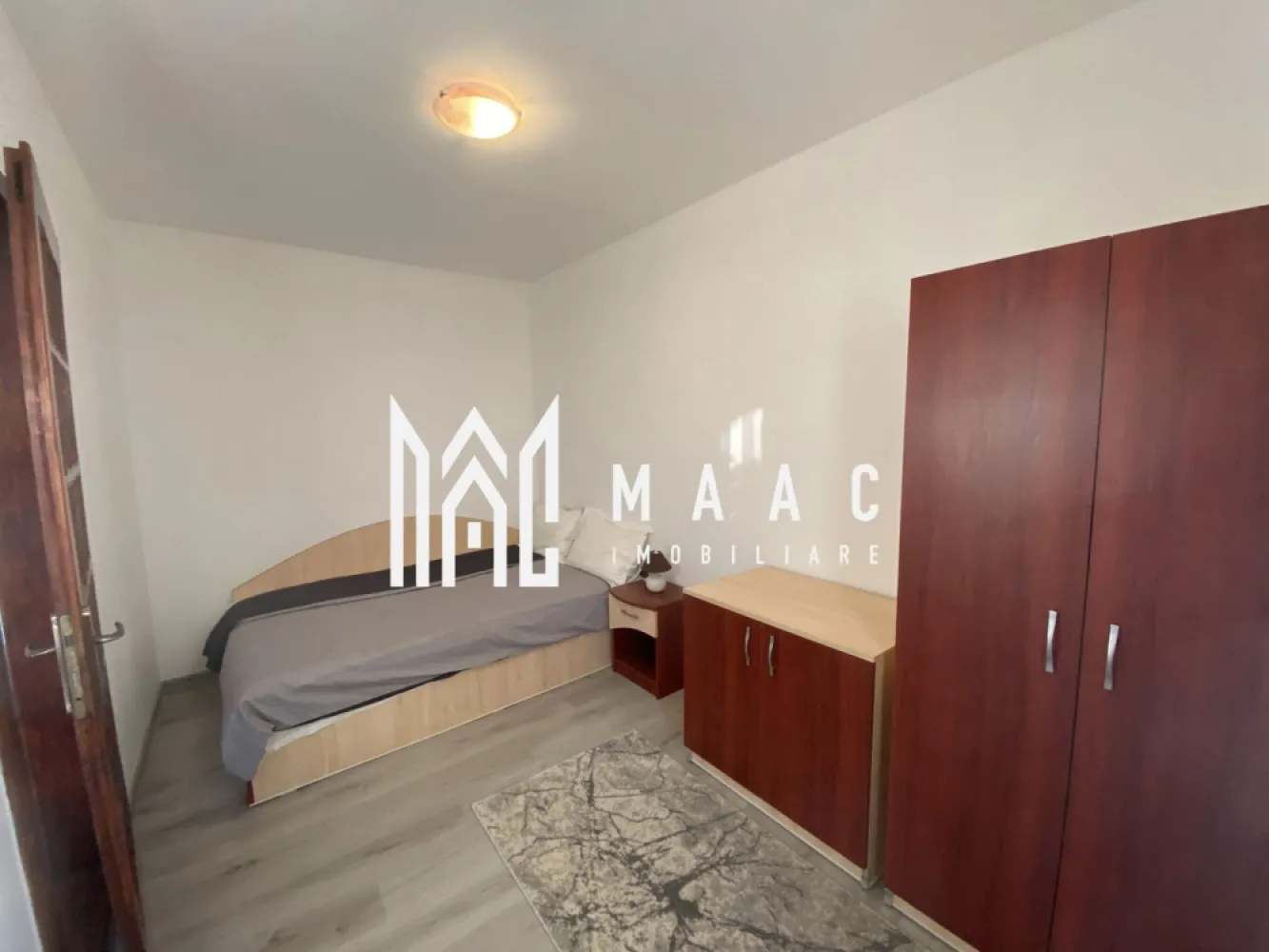 Apartament 3 camere | Etaj 3 | 45 MPU | Vasile Aaron - MAAC Imobiliare va prezinta un apartament cu 3 camere complet renovar situat în zona Vasile Aaron, la etajul 3. Caracteristici: Locație: Zona Vasile Aaron Etaj: 3/5 (ultimul etaj fiind mansardă) Tip: Apartament cu 3 camere semidecomandat Suprafața utilă: 45 mp. Compartimentare: Camera de zi Bucătărie complet echipată Hol de intrare Baie Living Dormitor Incalzire: Centrală termică proprie cu calorifere Geamuri: Termopan Orientare: Sudică, ceea ce înseamnă lumină pe tot parcursul zilei Izolație: Blocul este izolat termic Facilități: Mobilare și utilare: Apartamentul se vinde complet mobilat și utilat. Localizare: Piața din Vasile Aaron Stații de autobuz Magazine diverse Școli și grădinițe Pentru mai multe informații sau pentru a programa o vizionare, nu ezitați să ne contactați, specificand ID: CP2759375 }}