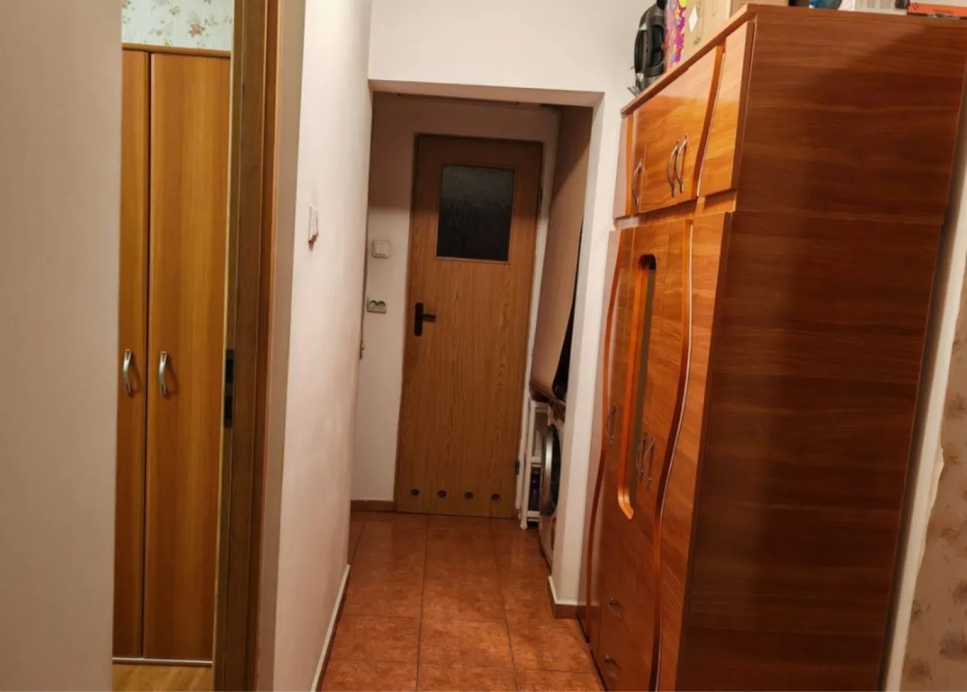 Apartament 3 camere Giurgiului - Apartamentul este situat intr-un bloc reabilitat pe soseaua Giurgiului, decomandat, etaj 1 din 10, se vinde mobilat si utilat complet. Zone adiacente:Eroii Revolutiei, Piata Sudului, Brancoveanu.