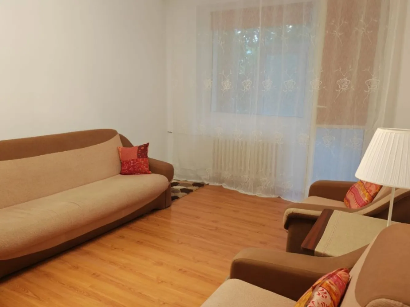 Apartament 3 camere Giurgiului - Apartamentul este situat intr-un bloc reabilitat pe soseaua Giurgiului, decomandat, etaj 1 din 10, se vinde mobilat si utilat complet. Zone adiacente:Eroii Revolutiei, Piata Sudului, Brancoveanu.