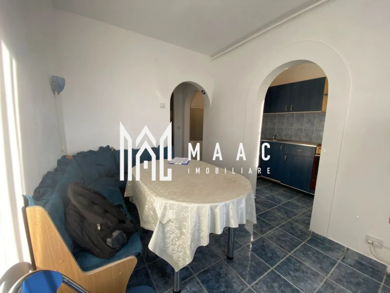 Apartament 3 camere | Etaj 3 | 45 MPU | Vasile Aaron - MAAC Imobiliare va prezinta un apartament cu 3 camere complet renovar situat în zona Vasile Aaron, la etajul 3. Caracteristici: Locație: Zona Vasile Aaron Etaj: 3/5 (ultimul etaj fiind mansardă) Tip: Apartament cu 3 camere semidecomandat Suprafața utilă: 45 mp. Compartimentare: Camera de zi Bucătărie complet echipată Hol de intrare Baie Living Dormitor Incalzire: Centrală termică proprie cu calorifere Geamuri: Termopan Orientare: Sudică, ceea ce înseamnă lumină pe tot parcursul zilei Izolație: Blocul este izolat termic Facilități: Mobilare și utilare: Apartamentul se vinde complet mobilat și utilat. Localizare: Piața din Vasile Aaron Stații de autobuz Magazine diverse Școli și grădinițe Pentru mai multe informații sau pentru a programa o vizionare, nu ezitați să ne contactați, specificand ID: CP2759375 }}