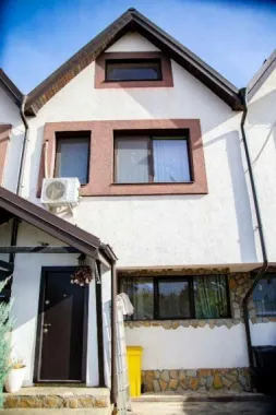 Casă complet mobilată P+1+M - Curte şi loc de parcare-