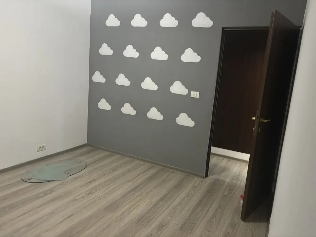 BRASADAS vinde ap cam PARTER zona 1 Decembrie. - Agenția imobiliara BRASADAS vinde apartament cu două camere decomandat. Apartamentul este situat la parter/4, intr un bloc linistit cu vedere la o zona verde , ferit de zgomotul orașului. Este curat, renovat și igienizat. Bucătăria este mobilată-utilată. Pe hol se află un dressing super spațios făcut pe comandă. Acces facil piața 1 minut , școală 5 minute, metrou 1 decembrie 10 minute , supermakerturi 5 minute. Se poate obține loc de parcare de la primărie. www.brasadas.com.