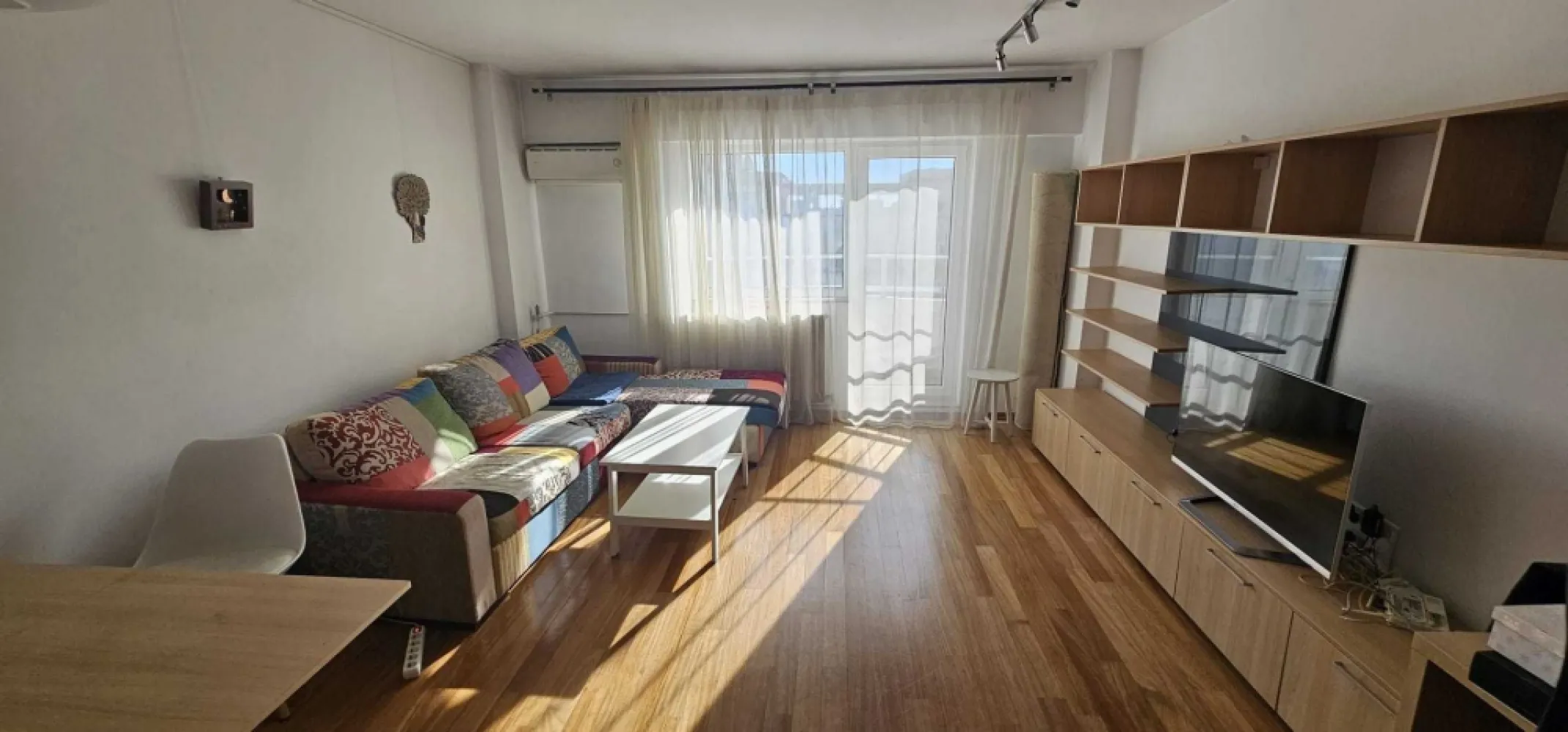 Apartament 3 camere Piata Unirii - Apartamentul este situat la 3 minute de statia de metrou P-ta Unirii, in proximitatea magazinului Carrefour si Unirii. Living - 23mp Dormitor matrimonial - 15.8 mp Dormitor copii - 11.67 2 bai 3 balcoane Loc de parcare de resedinta.