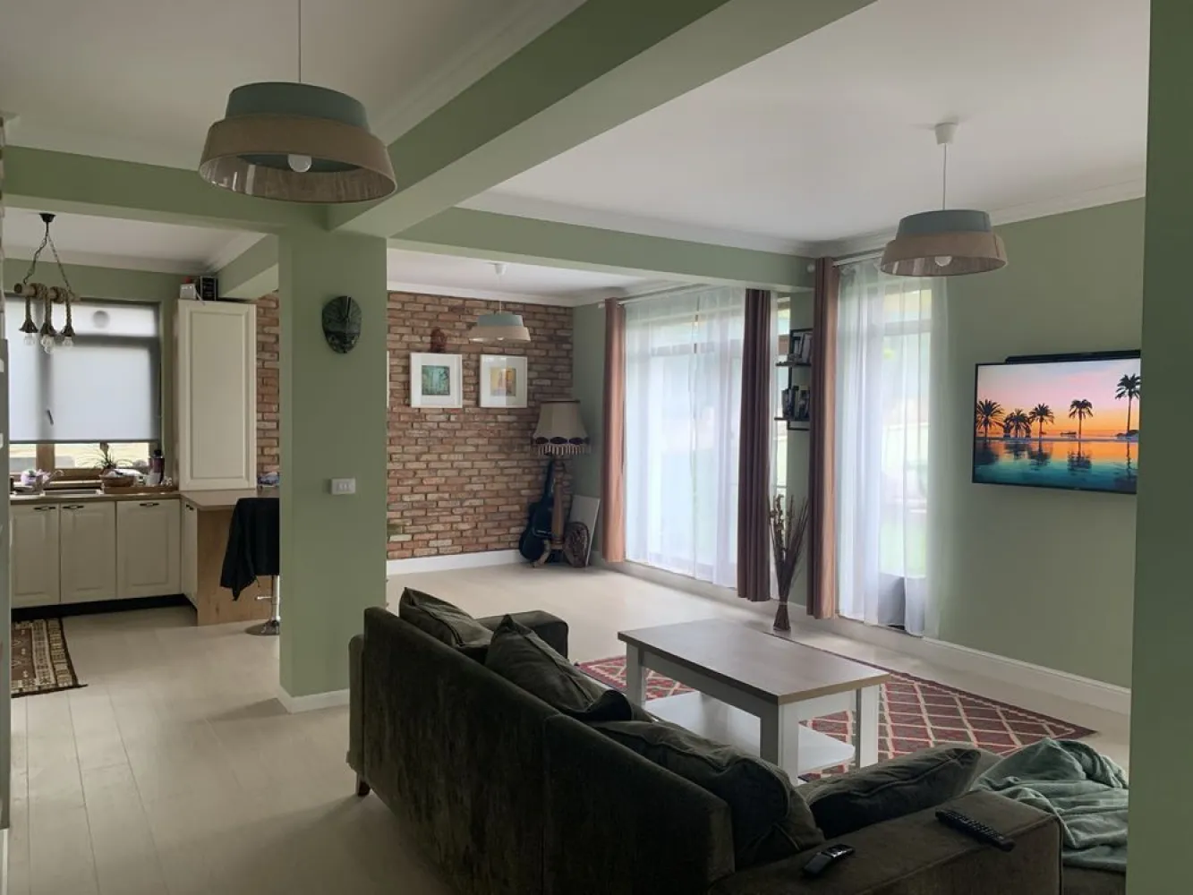 Casa Moara de Vant cu vedere superba spre lac si padure in zona SRU - Imobilul construit in 2022 este situat in Moara de Vant, arondat la municipiul Iasi, la 1km de amplasamentul Spitalului Regional de Urgenta, intr-o zona deosebita de case noi. Accesul spre centrul orasului este permanent liber si se parcuge in cateva minute. De asemenea beneficiaza de o priveliste superba asupra Lacului Aroneanu, padurii si zonei de agrement Ciric, departe de zgomotul si traficul si poluarea urban. Parter Living cu bucatarie open space, care poate inchide optional cu un perete (pe cheltuiala noasta) Grup sanitar prevazut cu dus modern cu paravan din sticla securizata Camera tehnica Etaj 3 dormitoare Dresing/Birou Grup sanitar cu cada Balcon orientat catre padure si lac Demisol/spatiu depozitare – 20 mp Pod/spatiu depozitare – 45 mp Structura cadre beton turnat la pompa integral Heidelberg Zidarie BCA Ytong 25 cm Termosistem Austrotherm grafitat EPS 100 Plus 10 cm Izolatie suplimentara cu spuma celula inchisa pod Incalzire in pardoseala integral cu termostate in fiecare camera cu distribuitoare pe fiecare etaj Tamplarie tripan premium cu textura deosebita 3D/ usa culisanta SmartSlide (4200eur) Pervaze marmura si granit Centrala SaunierDouval 32kw cu pompa suplimentara. Vase toaleta incastrate Geberit Mobilier bucatarie MDF vopsit Curte cu gazon si plante perene, prevazuta cu aspersoare. Aer conditionat Electrocasnice premium Miele, Franke, Samsung, etc. Finisaje interioare deosebite. Supraveghere video cu camere cu IR 3 locuri de parcare Sistem drenaj perimetral casa Acces in zona cu bariera, trafic auto redus. Apa/Canalizare/Gaz/Curent/Digi Costuri mici de incalzire datorita sistemului superior de termoizolatie. Se vinde preferabil mobilata. Pot accepta un schimb cu apartament doua camere + diferenta. Disponibil dupa 1 Decembrie Detalii si poze suplimentare inclusiv pe fiecare stadiu de executie pe whatsapp