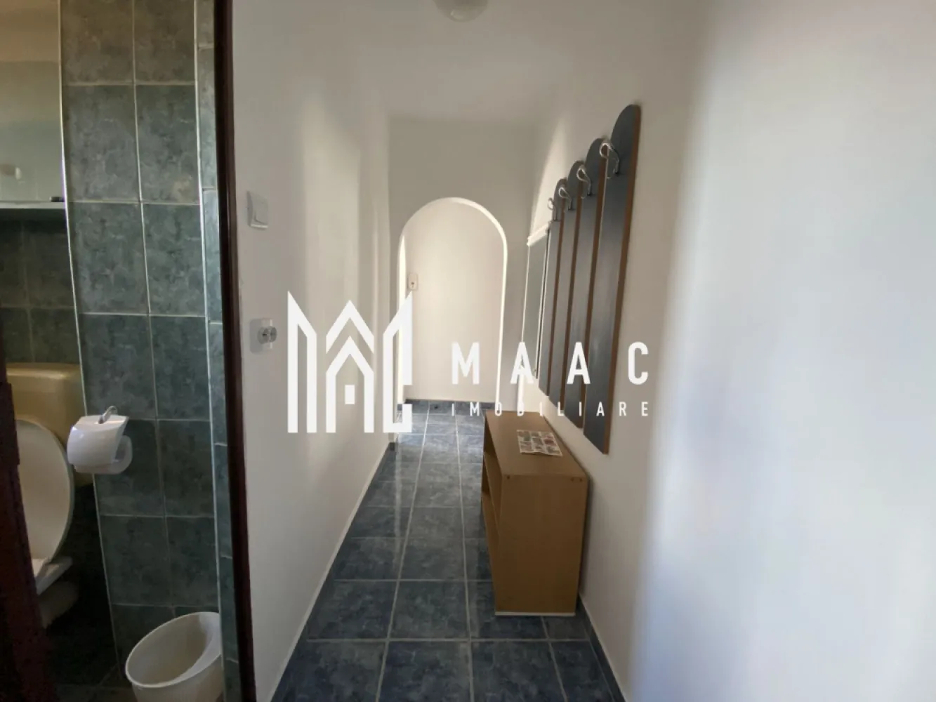 Apartament 3 camere | Etaj 3 | 45 MPU | Vasile Aaron - MAAC Imobiliare va prezinta un apartament cu 3 camere complet renovar situat în zona Vasile Aaron, la etajul 3. Caracteristici: Locație: Zona Vasile Aaron Etaj: 3/5 (ultimul etaj fiind mansardă) Tip: Apartament cu 3 camere semidecomandat Suprafața utilă: 45 mp. Compartimentare: Camera de zi Bucătărie complet echipată Hol de intrare Baie Living Dormitor Incalzire: Centrală termică proprie cu calorifere Geamuri: Termopan Orientare: Sudică, ceea ce înseamnă lumină pe tot parcursul zilei Izolație: Blocul este izolat termic Facilități: Mobilare și utilare: Apartamentul se vinde complet mobilat și utilat. Localizare: Piața din Vasile Aaron Stații de autobuz Magazine diverse Școli și grădinițe Pentru mai multe informații sau pentru a programa o vizionare, nu ezitați să ne contactați, specificand ID: CP2759375 }}