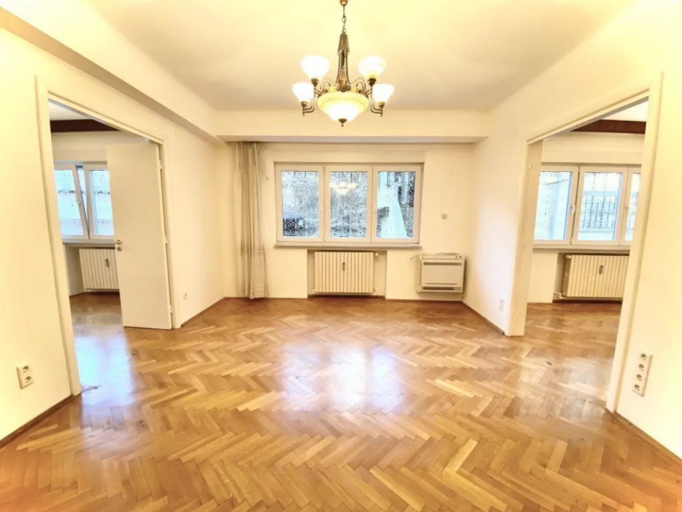 3 camere parter renovat zona Icoanei/Rosetti - Situat la coltul Str. Thomas Masaryk cu Str. Jean Louis Calderon in bloc construit 1930-1940 incadrat fara risc seismic. Apartamentul este usor accesibil la parter si cu deschideri intre camere poate fi pretabil ca birou sau cabinet privat. Vedere catre gang/curte interioara, ferit de strada. Beneficiaza; de dublu acces pe casa scarii cat si secundar din curtea interioara, mplu spatiu de depozitare si boxa la subsolul cladirii. Renovat si oferit cu electrocasnice (frigider, masina de spalat) si bucatarie complet mobilata. Pentru mai multe date sau programarea unei vizionari rog contact pe mail.