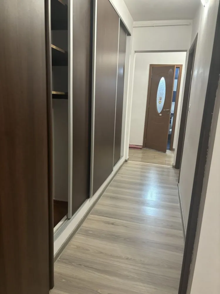 BRASADAS vinde ap cam PARTER zona 1 Decembrie. - Agenția imobiliara BRASADAS vinde apartament cu două camere decomandat. Apartamentul este situat la parter/4, intr un bloc linistit cu vedere la o zona verde , ferit de zgomotul orașului. Este curat, renovat și igienizat. Bucătăria este mobilată-utilată. Pe hol se află un dressing super spațios făcut pe comandă. Acces facil piața 1 minut , școală 5 minute, metrou 1 decembrie 10 minute , supermakerturi 5 minute. Se poate obține loc de parcare de la primărie. www.brasadas.com.