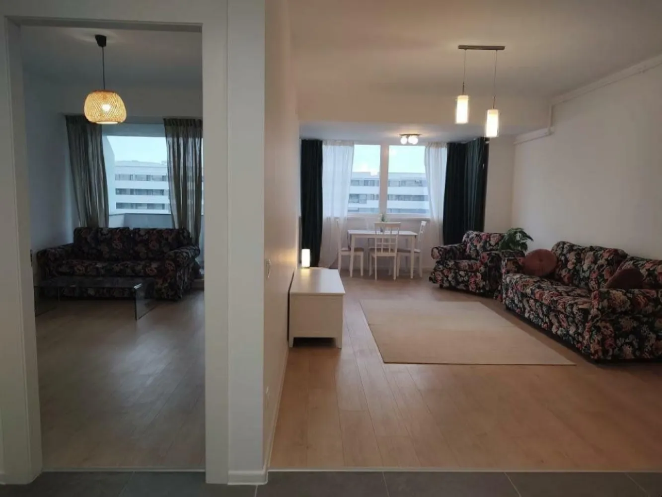 Apartament nou 3 camere Complex Atria - Apartament 3 camere cu suprafaţa de 73,1 mp, bucătărie deschisă, 2 băi, terasă spaţioasă, etaj 3, mobilat şi utilat complet, neutilizat (aparatura casnică montată şi sigilatâ). Finisaje superioare. 2 lifturi, pază permanentă, piscină, parc, locuri de joacă. Living 22,1 mp Dormitor 13,7 mp Dormitor 16,6 mp Bucatarie 6,2 mp Hol 6, 8 mp Baie 4,7 mp Baie 3,0 mp Terasa 5,3 mp Centrala termica Bosh, Încălzire prin pardoseală, uşi Pinum, ferestre Salamander, parchet laminat Egger. Complexul are deschidere la Lacul Străuleşti. Staţia de autobuz 476 este în faţa complexului.