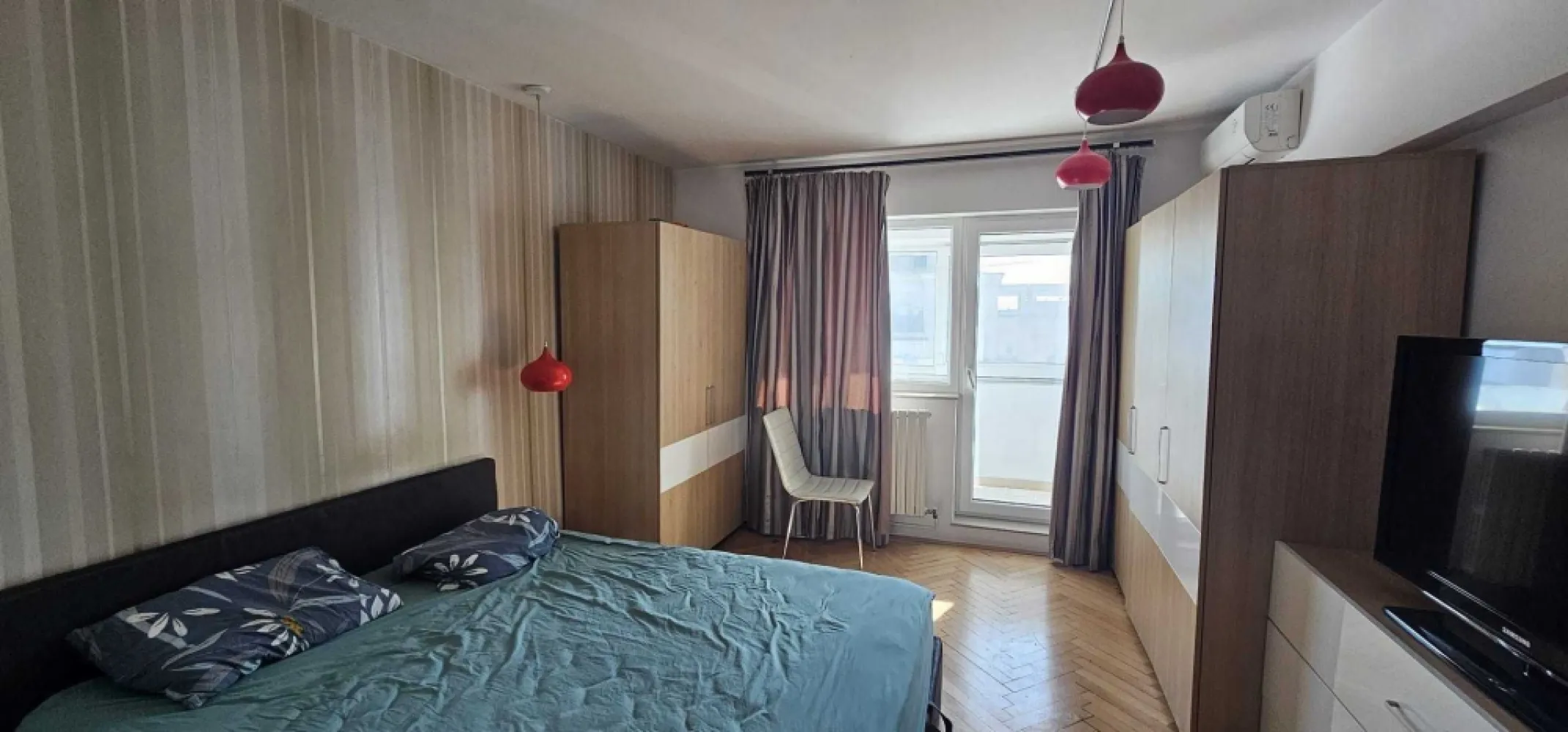Apartament 3 camere Piata Unirii - Apartamentul este situat la 3 minute de statia de metrou P-ta Unirii, in proximitatea magazinului Carrefour si Unirii. Living - 23mp Dormitor matrimonial - 15.8 mp Dormitor copii - 11.67 2 bai 3 balcoane Loc de parcare de resedinta.