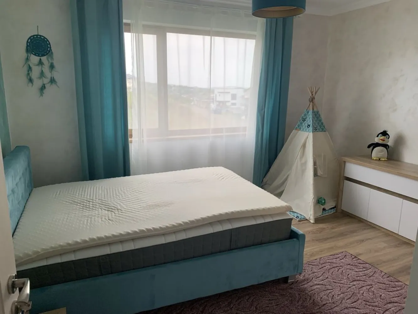 Casa Moara de Vant cu vedere superba spre lac si padure in zona SRU - Imobilul construit in 2022 este situat in Moara de Vant, arondat la municipiul Iasi, la 1km de amplasamentul Spitalului Regional de Urgenta, intr-o zona deosebita de case noi. Accesul spre centrul orasului este permanent liber si se parcuge in cateva minute. De asemenea beneficiaza de o priveliste superba asupra Lacului Aroneanu, padurii si zonei de agrement Ciric, departe de zgomotul si traficul si poluarea urban. Parter Living cu bucatarie open space, care poate inchide optional cu un perete (pe cheltuiala noasta) Grup sanitar prevazut cu dus modern cu paravan din sticla securizata Camera tehnica Etaj 3 dormitoare Dresing/Birou Grup sanitar cu cada Balcon orientat catre padure si lac Demisol/spatiu depozitare – 20 mp Pod/spatiu depozitare – 45 mp Structura cadre beton turnat la pompa integral Heidelberg Zidarie BCA Ytong 25 cm Termosistem Austrotherm grafitat EPS 100 Plus 10 cm Izolatie suplimentara cu spuma celula inchisa pod Incalzire in pardoseala integral cu termostate in fiecare camera cu distribuitoare pe fiecare etaj Tamplarie tripan premium cu textura deosebita 3D/ usa culisanta SmartSlide (4200eur) Pervaze marmura si granit Centrala SaunierDouval 32kw cu pompa suplimentara. Vase toaleta incastrate Geberit Mobilier bucatarie MDF vopsit Curte cu gazon si plante perene, prevazuta cu aspersoare. Aer conditionat Electrocasnice premium Miele, Franke, Samsung, etc. Finisaje interioare deosebite. Supraveghere video cu camere cu IR 3 locuri de parcare Sistem drenaj perimetral casa Acces in zona cu bariera, trafic auto redus. Apa/Canalizare/Gaz/Curent/Digi Costuri mici de incalzire datorita sistemului superior de termoizolatie. Se vinde preferabil mobilata. Pot accepta un schimb cu apartament doua camere + diferenta. Disponibil dupa 1 Decembrie Detalii si poze suplimentare inclusiv pe fiecare stadiu de executie pe whatsapp