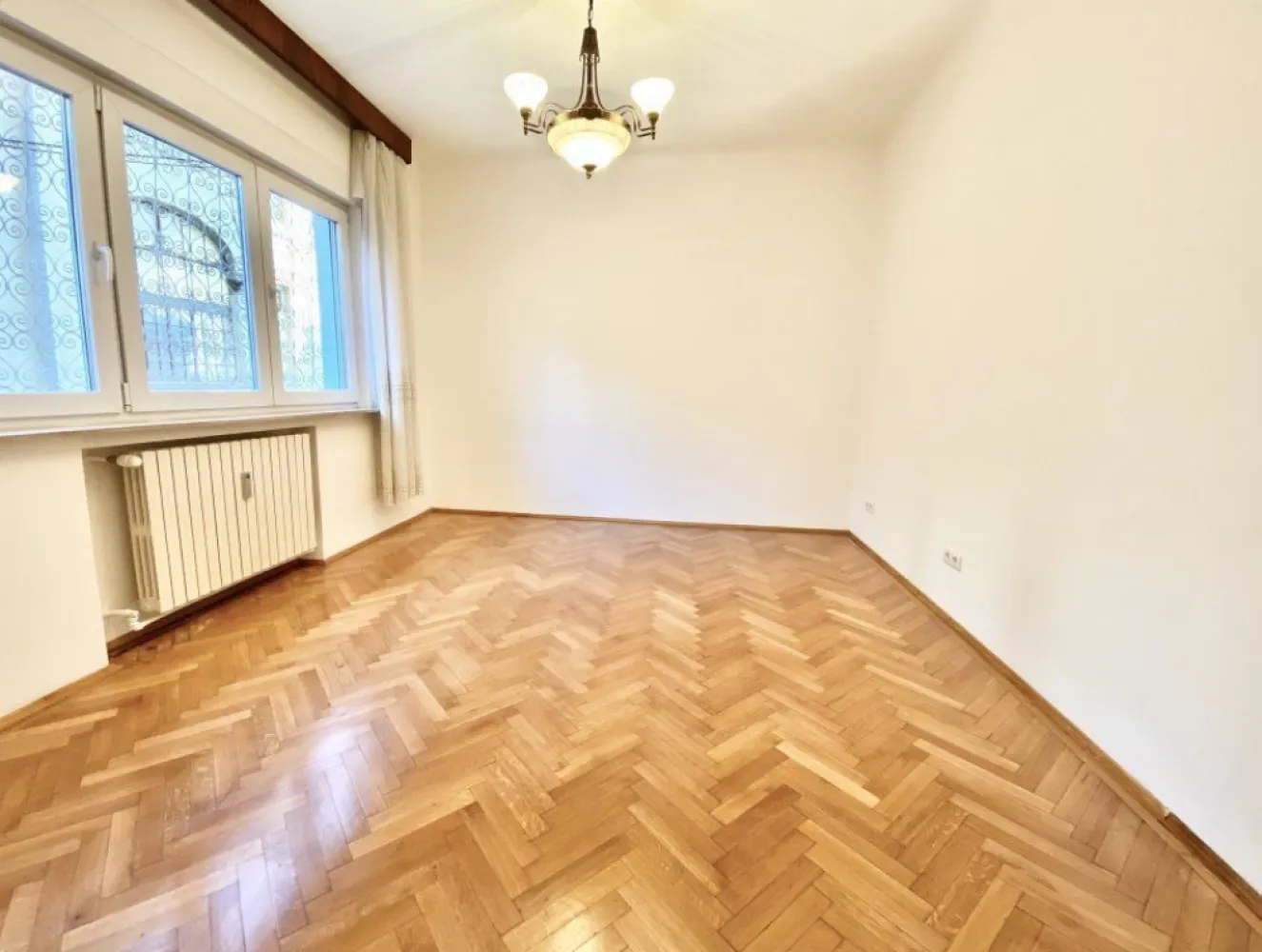 3 camere parter renovat zona Icoanei/Rosetti - Situat la coltul Str. Thomas Masaryk cu Str. Jean Louis Calderon in bloc construit 1930-1940 incadrat fara risc seismic. Apartamentul este usor accesibil la parter si cu deschideri intre camere poate fi pretabil ca birou sau cabinet privat. Vedere catre gang/curte interioara, ferit de strada. Beneficiaza; de dublu acces pe casa scarii cat si secundar din curtea interioara, mplu spatiu de depozitare si boxa la subsolul cladirii. Renovat si oferit cu electrocasnice (frigider, masina de spalat) si bucatarie complet mobilata. Pentru mai multe date sau programarea unei vizionari rog contact pe mail.