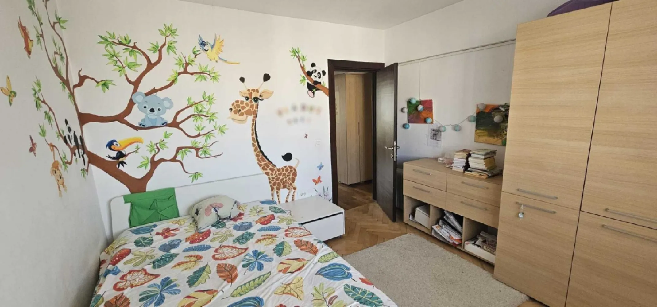 Apartament 3 camere Piata Unirii - Apartamentul este situat la 3 minute de statia de metrou P-ta Unirii, in proximitatea magazinului Carrefour si Unirii. Living - 23mp Dormitor matrimonial - 15.8 mp Dormitor copii - 11.67 2 bai 3 balcoane Loc de parcare de resedinta.