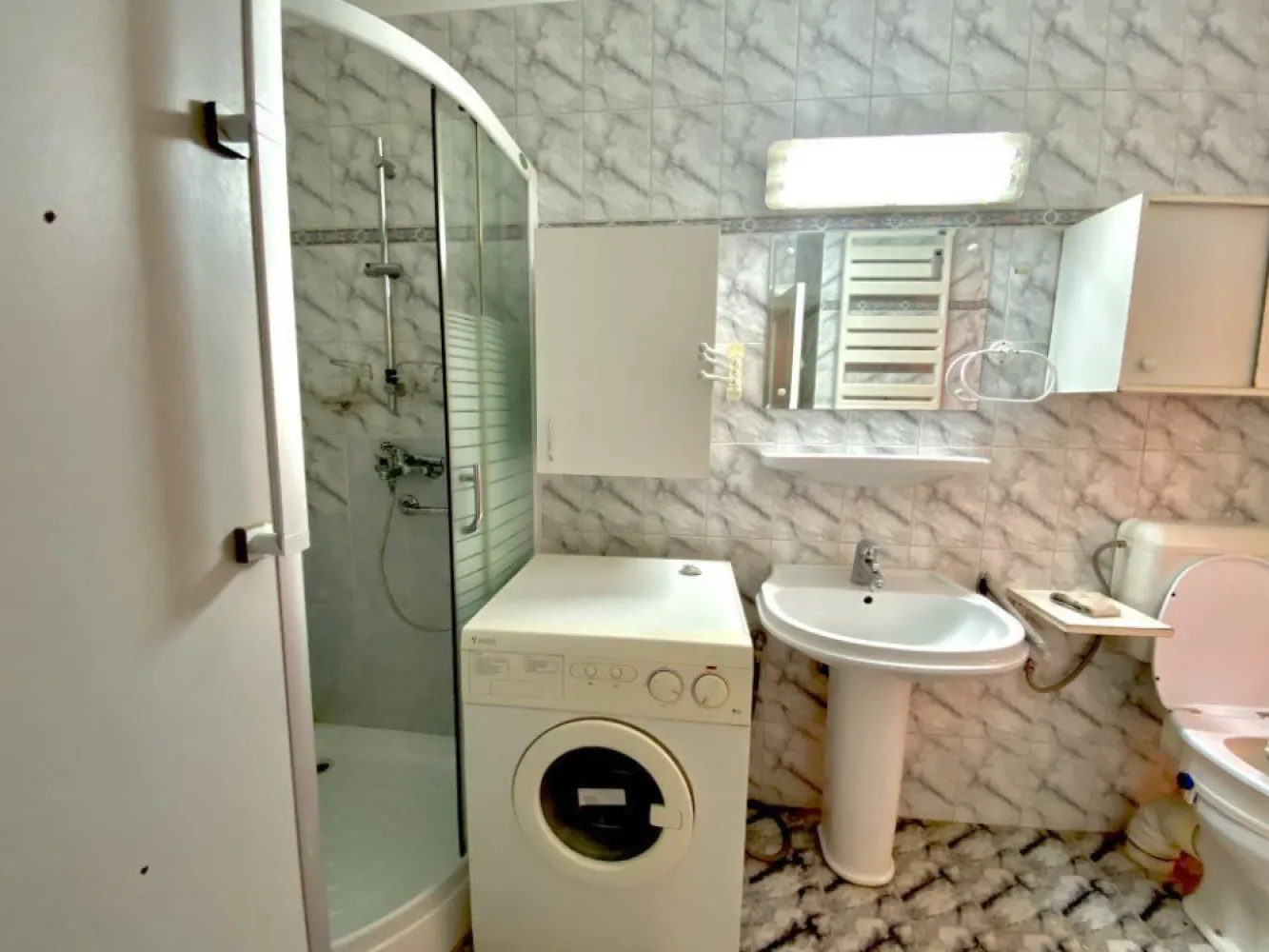 3 camere parter renovat zona Icoanei/Rosetti - Situat la coltul Str. Thomas Masaryk cu Str. Jean Louis Calderon in bloc construit 1930-1940 incadrat fara risc seismic. Apartamentul este usor accesibil la parter si cu deschideri intre camere poate fi pretabil ca birou sau cabinet privat. Vedere catre gang/curte interioara, ferit de strada. Beneficiaza; de dublu acces pe casa scarii cat si secundar din curtea interioara, mplu spatiu de depozitare si boxa la subsolul cladirii. Renovat si oferit cu electrocasnice (frigider, masina de spalat) si bucatarie complet mobilata. Pentru mai multe date sau programarea unei vizionari rog contact pe mail.