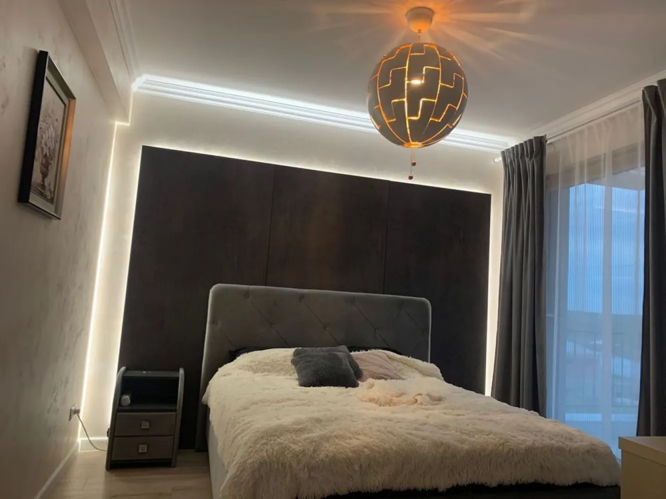 Casa Moara de Vant cu vedere superba spre lac si padure in zona SRU - Imobilul construit in 2022 este situat in Moara de Vant, arondat la municipiul Iasi, la 1km de amplasamentul Spitalului Regional de Urgenta, intr-o zona deosebita de case noi. Accesul spre centrul orasului este permanent liber si se parcuge in cateva minute. De asemenea beneficiaza de o priveliste superba asupra Lacului Aroneanu, padurii si zonei de agrement Ciric, departe de zgomotul si traficul si poluarea urban. Parter Living cu bucatarie open space, care poate inchide optional cu un perete (pe cheltuiala noasta) Grup sanitar prevazut cu dus modern cu paravan din sticla securizata Camera tehnica Etaj 3 dormitoare Dresing/Birou Grup sanitar cu cada Balcon orientat catre padure si lac Demisol/spatiu depozitare – 20 mp Pod/spatiu depozitare – 45 mp Structura cadre beton turnat la pompa integral Heidelberg Zidarie BCA Ytong 25 cm Termosistem Austrotherm grafitat EPS 100 Plus 10 cm Izolatie suplimentara cu spuma celula inchisa pod Incalzire in pardoseala integral cu termostate in fiecare camera cu distribuitoare pe fiecare etaj Tamplarie tripan premium cu textura deosebita 3D/ usa culisanta SmartSlide (4200eur) Pervaze marmura si granit Centrala SaunierDouval 32kw cu pompa suplimentara. Vase toaleta incastrate Geberit Mobilier bucatarie MDF vopsit Curte cu gazon si plante perene, prevazuta cu aspersoare. Aer conditionat Electrocasnice premium Miele, Franke, Samsung, etc. Finisaje interioare deosebite. Supraveghere video cu camere cu IR 3 locuri de parcare Sistem drenaj perimetral casa Acces in zona cu bariera, trafic auto redus. Apa/Canalizare/Gaz/Curent/Digi Costuri mici de incalzire datorita sistemului superior de termoizolatie. Se vinde preferabil mobilata. Pot accepta un schimb cu apartament doua camere + diferenta. Disponibil dupa 1 Decembrie Detalii si poze suplimentare inclusiv pe fiecare stadiu de executie pe whatsapp