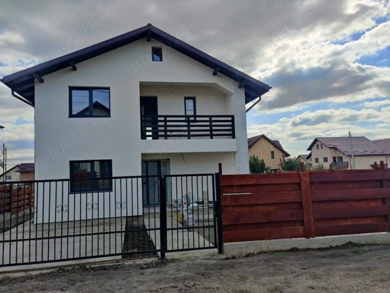 Direct de la dezvoltator CASĂ 5 camere și teren 408 MP - Vând casă individuală la Valea Lupului, la stradă asfaltată pe Lucian Blaga (cea mai căutată și dorită zonă). Casă cu 5 camere, regim de înălțime P + 1 + Pod înalt ce se poate compartimenta ulterior. Suprafața total construită este de 154 mp, utili 125 mp, teren 408 mp. Compartimentare: Parter: hol, baie, 1 dormitor birou, bucătărie, living cu acces la terasă acoperită (30mp) și grădină. Etaj: 3 dormitoare si o baie utilată, hol cu ieșire pe balcon (priveliște deosebită, aer curat). Pod înalt ce se poate compartimenta ulterior. Utilități - apă, canalizare, electricitate, gaz metan, încălzire în pardoseală, loc de parcare. Casa este modernă și elegantă, concepută de la zero de către dezvoltator împreună cu o echipă profesionistă și dedicată. Casa este construită pe cadre de beton armat, cărămidă Porotherm de 24 cm atât la pereții exteriori cât și la cei interiori, structură rezistentă, izolare fonică bună, scară interioară construită din beton, tâmplăria exterioară PVC marca Salamander cu geam tripan. Finisaje de lux, rafinament și luminozitate. Poziția casei este deosebită cu acces rapid la punctele de interes. Modalitate de plată - cash, credit bancar sau programul Noua Casă. Preț 180000 cu tva inclus de 19% direct de la dezvoltator. Tel. Petrișor