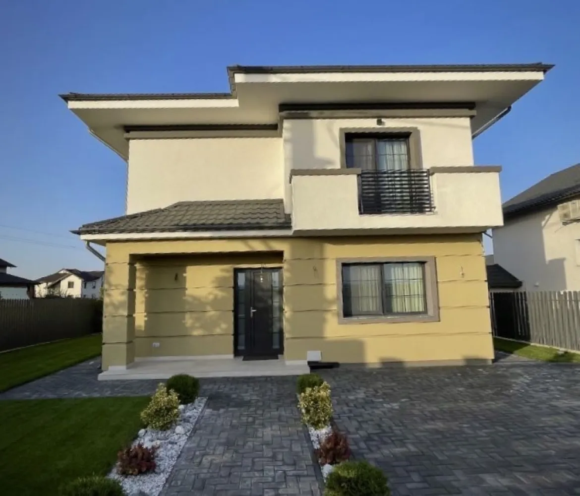 Casa single Iasi-strada Podisului (Platoul Insorit)-asfalt - Casa de vanzare intr-o zona exclusivista cu acces din strada asfaltata. -suprafata teren 400 mp -suprafata utila 140 mp Compartimentare: -parter: living, bucatarie, baie si doua terase -etaj: trei dormitoare, baie si balcon Utilitati: -gaz -apa -curent -internet -canalizare Predare in luna iunie 2025 Pret: 230000 euro