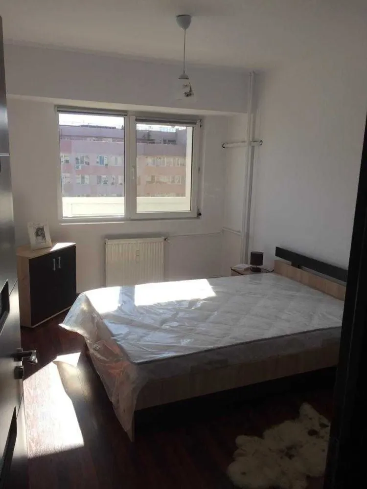 Proprietar, ap 3 camere ,Gorjului,92mp,loc parcare,mobilat si utilat - Ofer spre inchiriere un apartament aflat pe Blv. Iuliu Maniu 170A , cu 3 camere de 90 mp la etajul 9 din 10. Apartamentul este mobilat si utilat ( aragaz, frigider, masina de spalat rufe, hota, televizoare, 3 aere conditionate) .Este un apartament calduros si luminos - este amplasat spre sud si are lumina toata ziua. Are 2 balcoane ( unul cu acces din sufragerie si unul cu acces din dormitorul mare. Bucatarie cu bar si zona de luat masa. Baie cu cada si geam. Loc de parcare inclus . Loc de joaca pentru copii in fata blocului si Mega Image la parterul blocului. Mutare imediata. 1+1 luna garantie Vizionare: Luni - Duminica 9:00-22:00 cu telefon inainte.