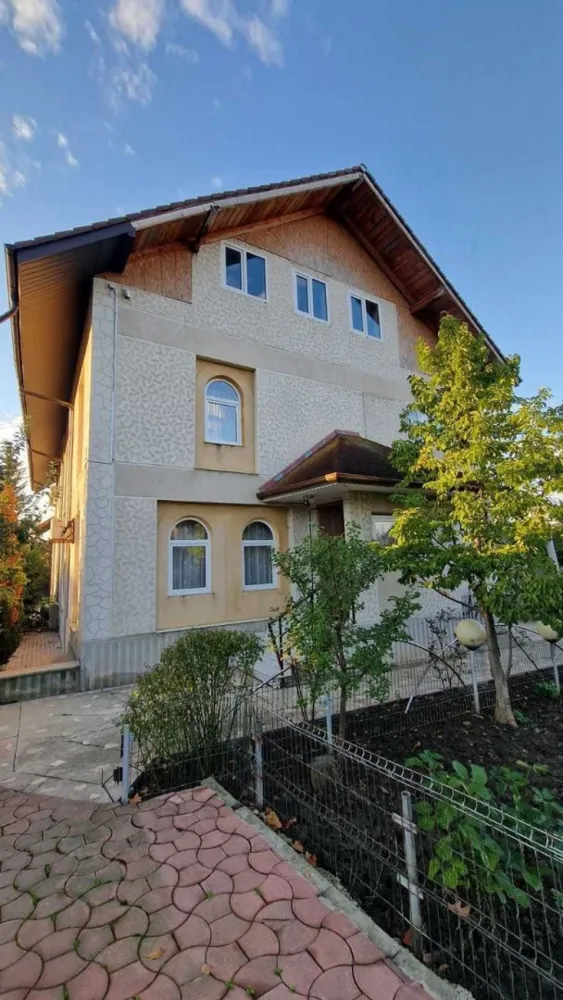 Casa de Vinzare mobilata gata de mutat - Iasi, Str. Dealulu Bucium Nr.1 Casa cu 1250 mp casa cu demisol, parter, etaj si mansarda mobilata .