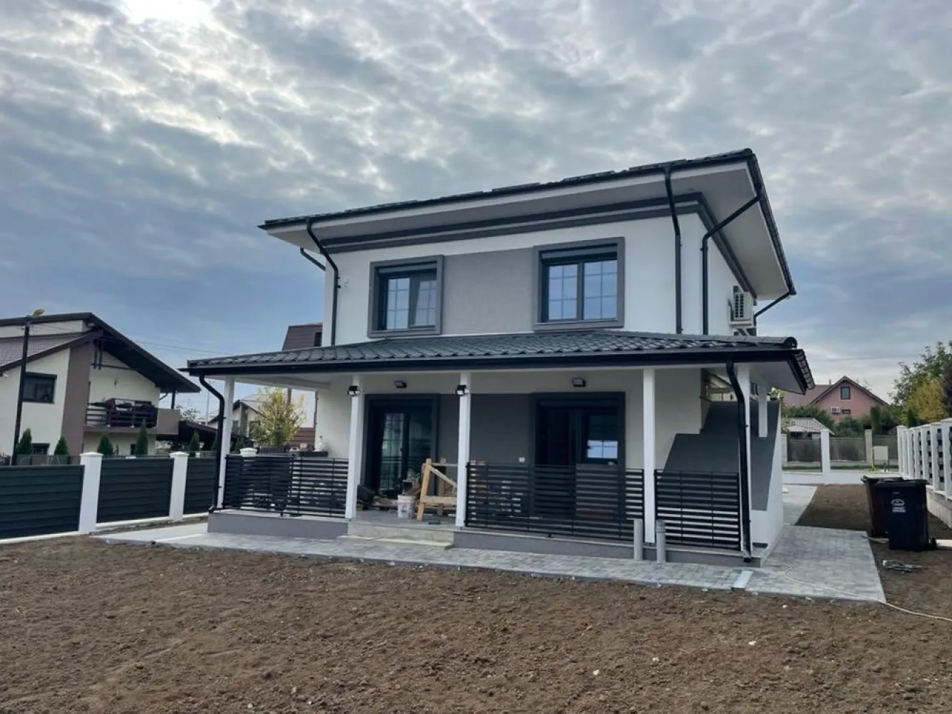 Casa single Iasi-strada Podisului (Platoul Insorit)-asfalt - Casa de vanzare intr-o zona exclusivista cu acces din strada asfaltata. -suprafata teren 400 mp -suprafata utila 140 mp Compartimentare: -parter: living, bucatarie, baie si doua terase -etaj: trei dormitoare, baie si balcon Utilitati: -gaz -apa -curent -internet -canalizare Predare in luna iunie 2025 Pret: 230000 euro