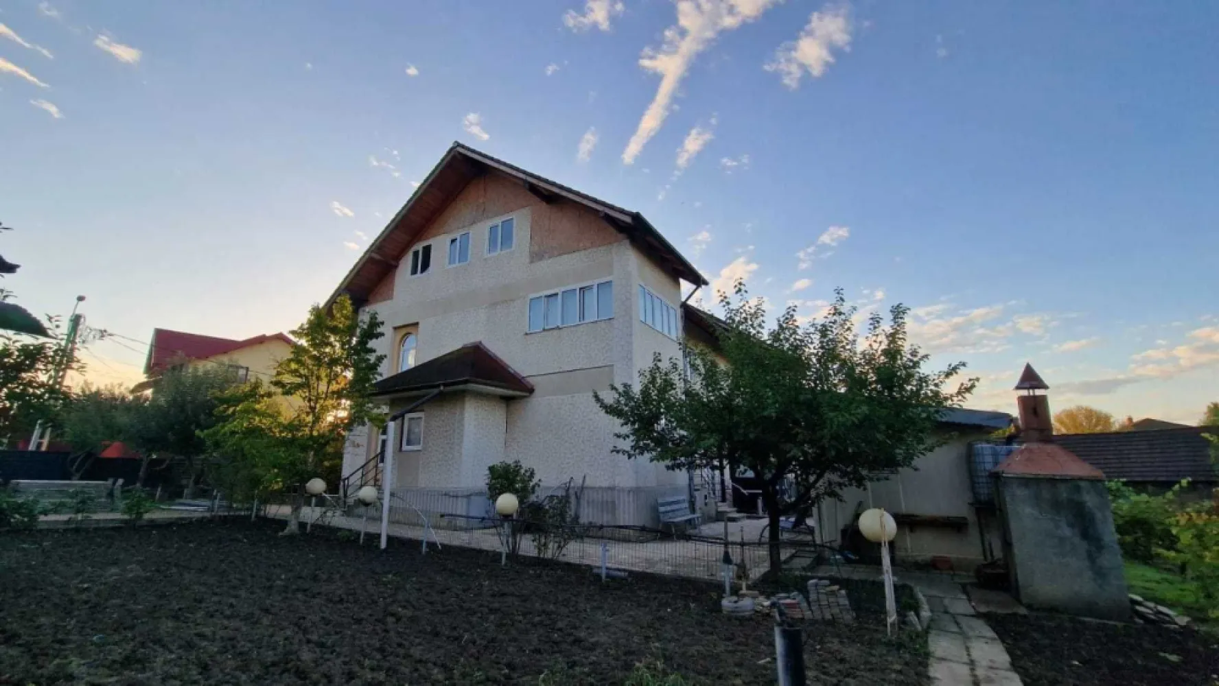 Casa de Vinzare mobilata gata de mutat - Iasi, Str. Dealulu Bucium Nr.1 Casa cu 1250 mp casa cu demisol, parter, etaj si mansarda mobilata .