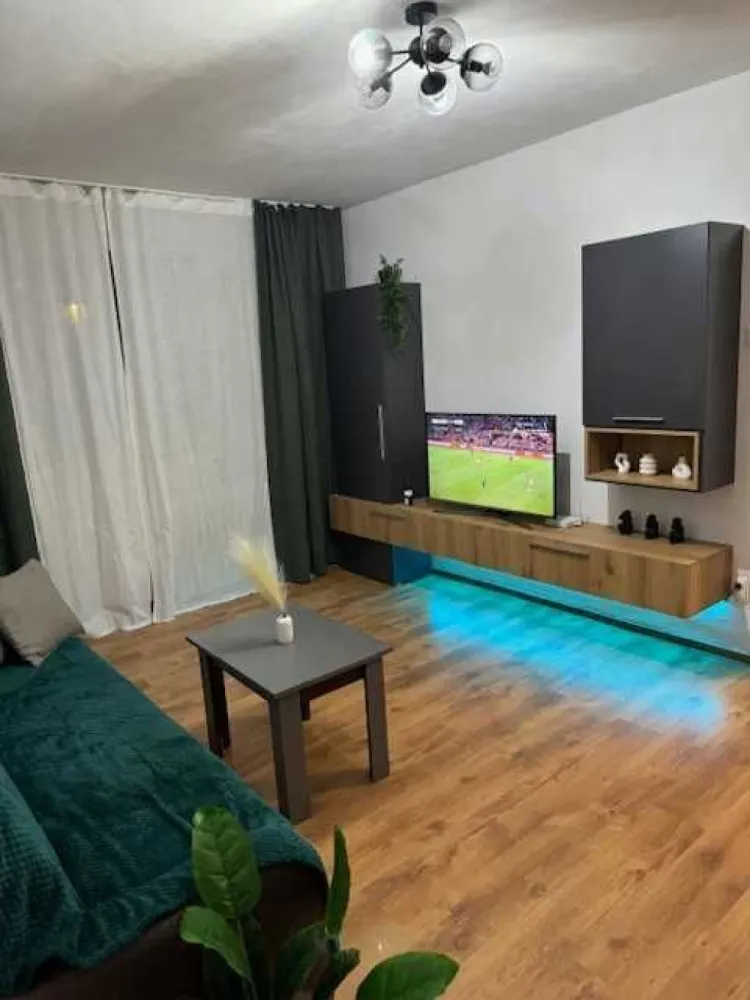 Inchiriez apartament 2 camere Doamna Ghica - Proprietar, ofer spre inchiriere apartament cu 2 camere. Adresa: Soseaua Colentina, nr.45 (vizavi de complexul Rose Garden) Apartamentul este recent renovat (dormitorul si livingul sunt noi) si este foarte curat si intr-o zona foarte buna, aproape de multe puncte de interes: Mall Veranda, Metrou Obor, Parc Plumbuita, Parc Tei, Kaufland, Profi. Apartamentul este foarte spatios si dispune de debara, dressing si toate electrocasnicele necesare. An constructie: 1974 Bloc reabilitat termic. Semidecomandat Etaj 1 Suprafata: 55 mp (balcon inchis cu geam termopan) Se percepe o chirie avans + o chirie garantie. Posibilitatea de mutare incepand cu 10.11.2024