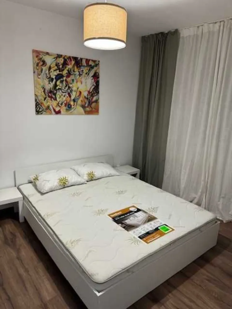 Inchiriez apartament 2 camere Doamna Ghica - Proprietar, ofer spre inchiriere apartament cu 2 camere. Adresa: Soseaua Colentina, nr.45 (vizavi de complexul Rose Garden) Apartamentul este recent renovat (dormitorul si livingul sunt noi) si este foarte curat si intr-o zona foarte buna, aproape de multe puncte de interes: Mall Veranda, Metrou Obor, Parc Plumbuita, Parc Tei, Kaufland, Profi. Apartamentul este foarte spatios si dispune de debara, dressing si toate electrocasnicele necesare. An constructie: 1974 Bloc reabilitat termic. Semidecomandat Etaj 1 Suprafata: 55 mp (balcon inchis cu geam termopan) Se percepe o chirie avans + o chirie garantie. Posibilitatea de mutare incepand cu 10.11.2024