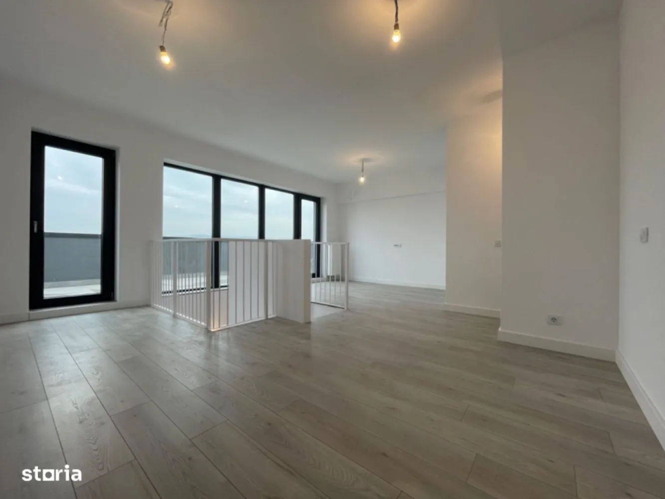 Silk District: Duplex premium, 3 camere, 88 mp, intabulat, contract vc - Proprietar - persoana fizica (titular contract de vanzare-cumparare), ofer spre vânzare duplex exclusivist, cu 2 dormitoare, situat în cadrul luxuriantului ansamblu Silk District, destinat celor care doresc să trăiască într-o comunitate tânără, verde și sigură. Ideal atât pentru cuplurile tinere, cât și pentru familiile cu copii. Apartamentul a fost deja intabulat, iar contractul de vanzare-cumparare a fost semnat de curand. Informații imobil: - Clasa energetică: A - Suprafață generoasă, care totalizeaza 86 mp (74 utili), distribuită pe două niveluri (etajele 11 și 12), cu living open-space spațios, de aproximativ 30 mp (inclusiv scara). - Distribuție practică: Nivelul 1 - dormitoare și baie; Nivelul 2 - living, bucătărie, baie și terasa. - Înălțime plafon: 2.8 m - Ferestre mari (2.20 m), ce oferă lumină naturală din abundență și senzația de spațiu deschis. - Orientare estică, cu dispunere către curtea interioară, beneficiind astfel de liniște și relaxare din belșug, și evitand agitația traficului străzilor adiacente. - Terasa privată generoasa, de 14 mp, o adevarata oază de relaxare în serile de vară; echipată cu sistem de scurgere sub nivelul pardoselii din dale flotante. - Finisaje premium și design minimalist, fără grinzi vizibile, pentru un aspect modern, curat și elegant. - Sistem dual de control al temperaturii, asigurand independența termica pe fiecare nivel, pentru un confort optim. - 2 bai: una per nivel - Priveliste panoramică asupra orașului, pentru momente de inspirație și liniște. Avantaje unice ale ansamblului rezidențial: - Construcție după standardele NZEB - nearly zero energy building. - Concept verde - proiect de peisagistică special creat pentru un stil de viață sănătos. - Comunitate tânără și educată - Perfect pentru familiile cu copii, avand in vedere prezenta spațiilor numeroase de joacă, și amplasamentul acestora în zone ferite de circulatia auto. - Mediu sigur: accesul în ansamblu este atent securizat și monitorizat - Poluare redusă, ca urmare a interdicției de a parca la nivel suprateran - exclusivitate pentru tranzitul pietonal. În concluzie, va invit să descoperiți cum ar putea sa arate “acasă”, într-un ansamblu de top, unde confortul și siguranța sunt prioritare. Dacă încă aveți îndoieli, va astept cu mare drag la vizionare :) Va stau la dispoziție pentru orice neclarități sau informații. Faceți pasul spre un stil de viață confortabil, trăit la standarde înalte, într-o comunitate selectă! Pentru cei interesati, pot pune la dispozitie link-uri de acces catre cateva clipuri video pentru: - zona living - dormitor 1 - dormitor 2